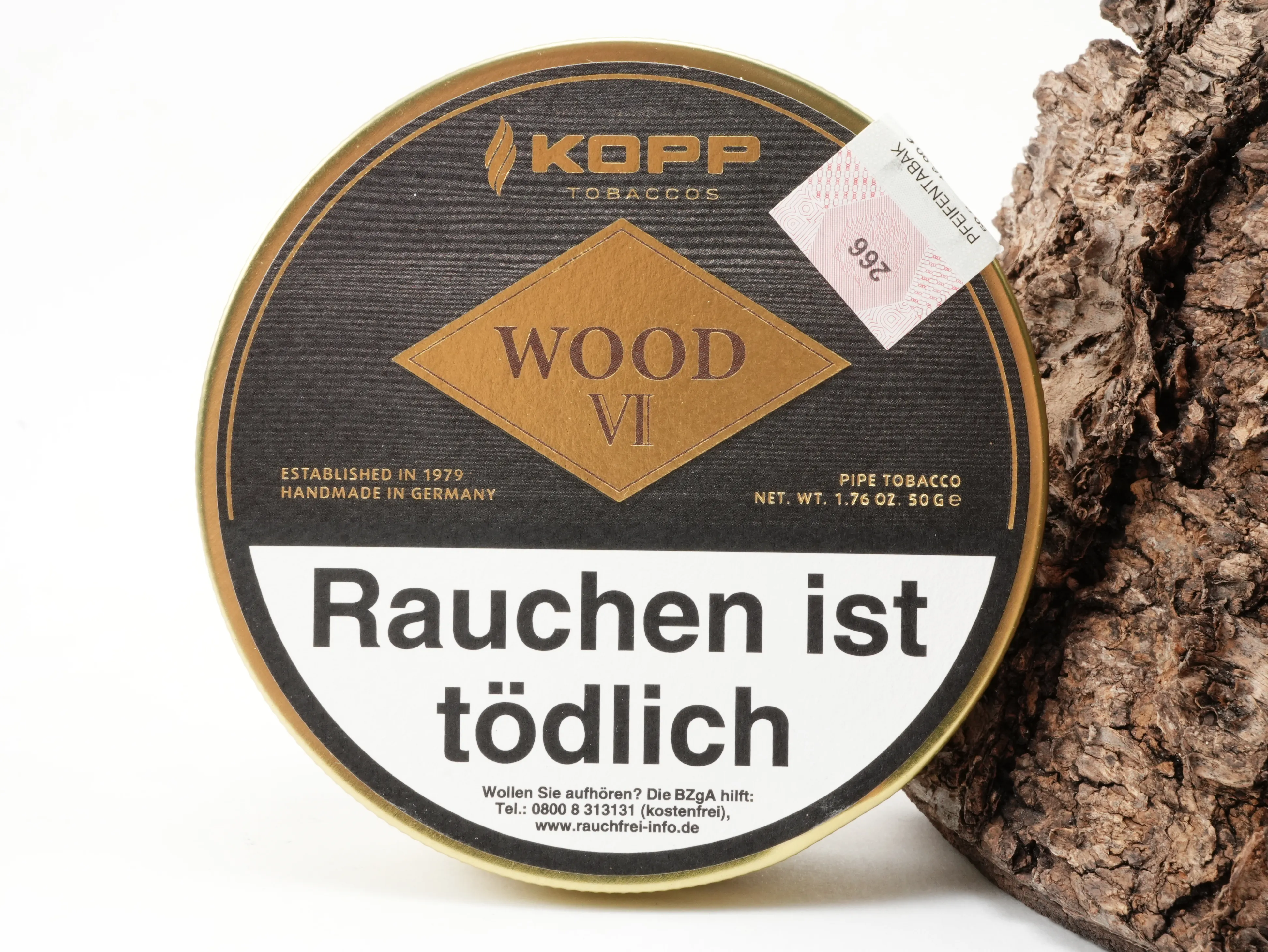 Runde Kopp Wood VI Pfeifentabak Dose in dunkler Holzoptik vor Rindenhintergrund – Titelbild