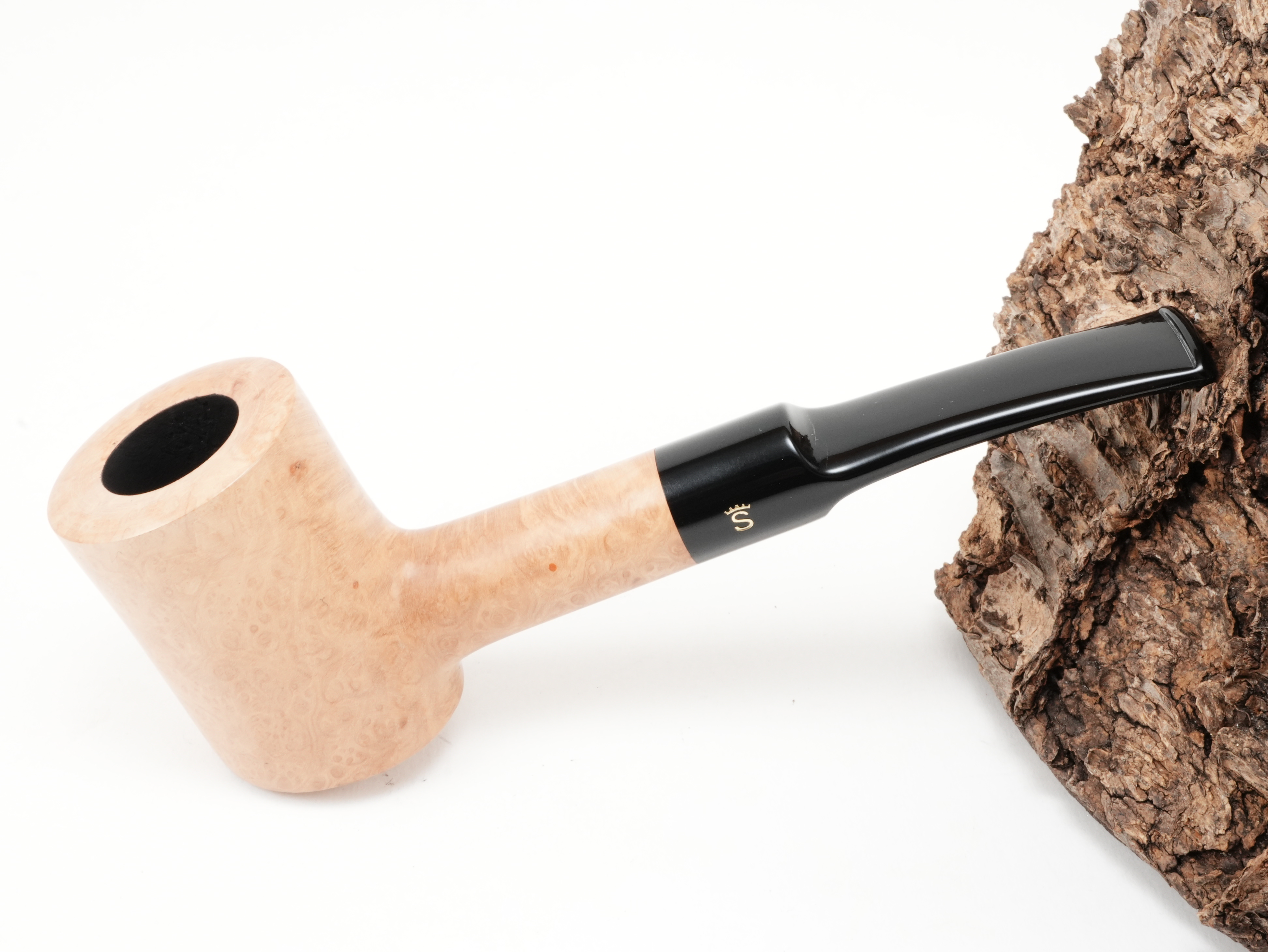 Stanwell Authentic Natural Shape 207 gerade Poker-Pfeife aus hellem naturbelassenem Bruyère mit Stanwell-Logo am Mundstück – Titelbild schräg von oben