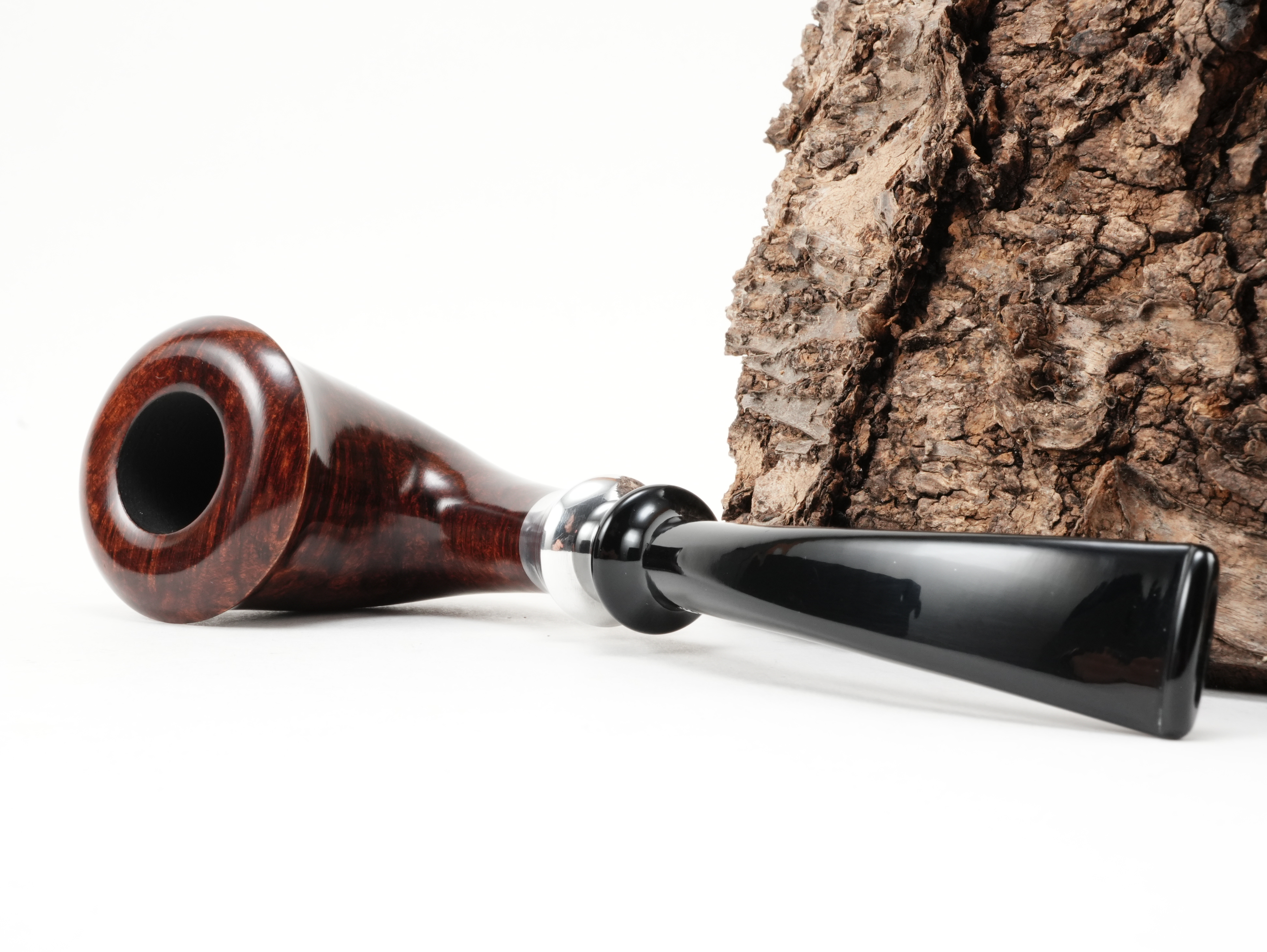 Stanwell H.C. Andersen Calabash Pfeife liegend von schräg hinten mit glänzendem Metallring und kurzem Mundstück