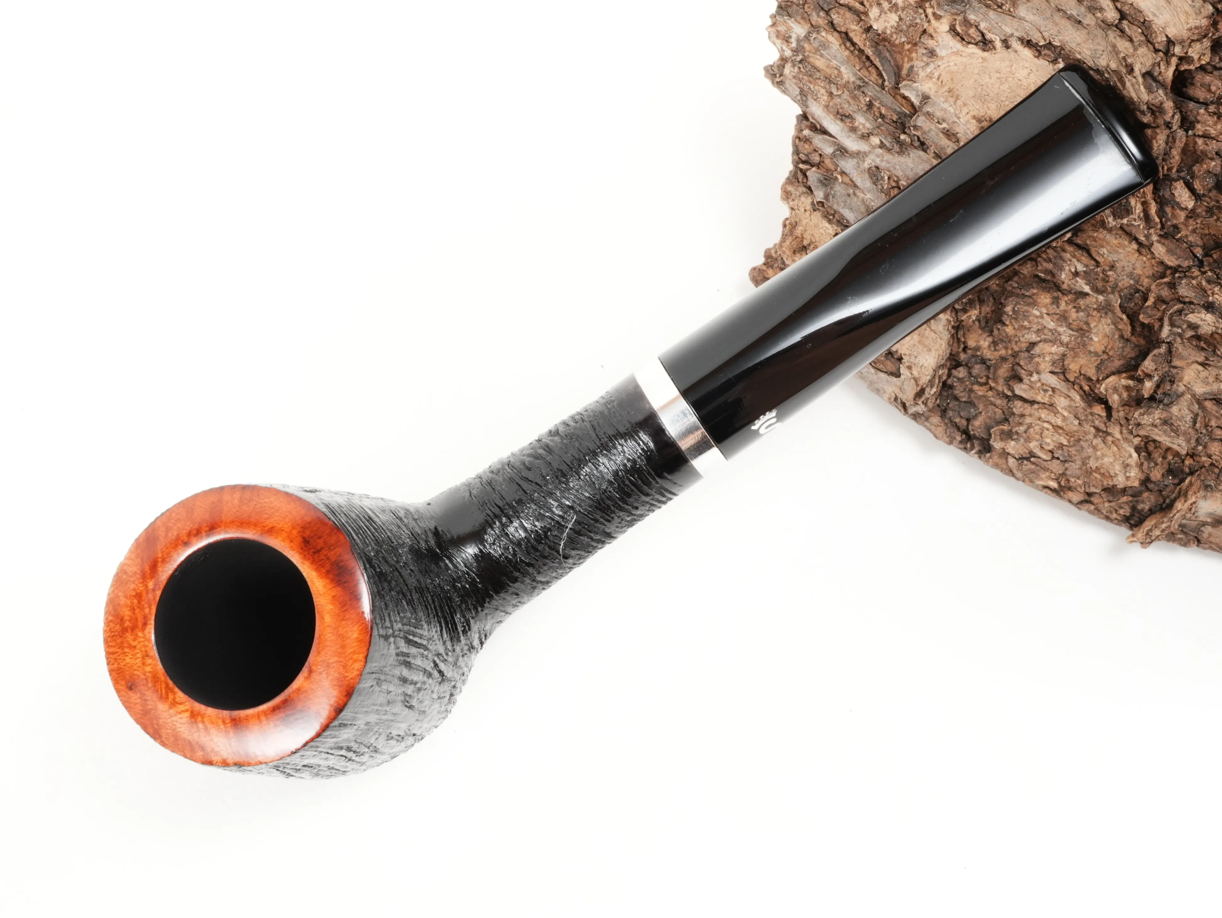 Stehende Stanwell København Brushed 88 Pfeife in der Draufsicht mit Blick in die Tabakkammer und auf den glatten rötlichen Kopfrand