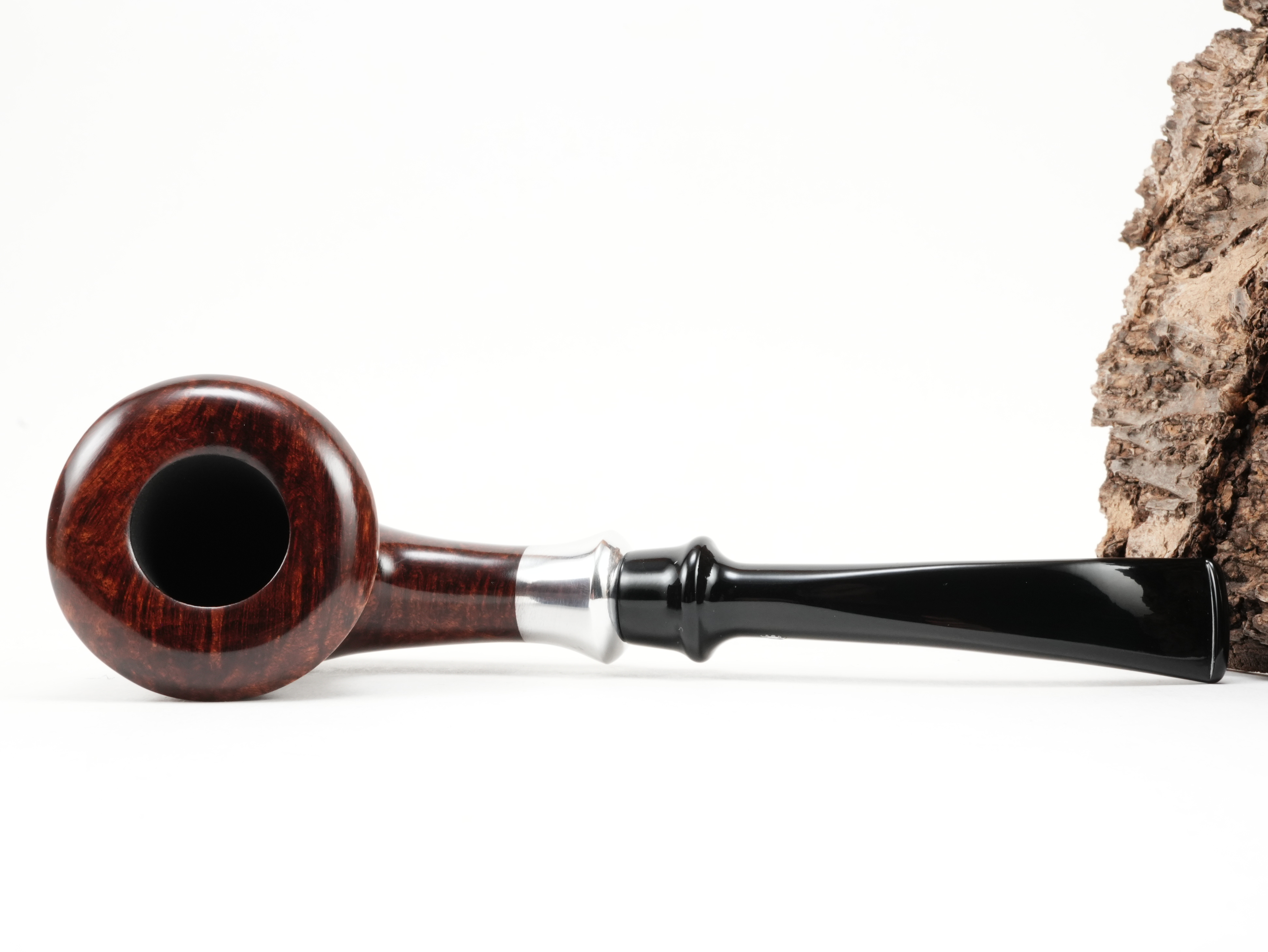 Flache Draufsicht auf die liegende Stanwell H.C. Andersen Calabash mit dunkelbrauner Bruyère-Maserung und kurzem Mundstück