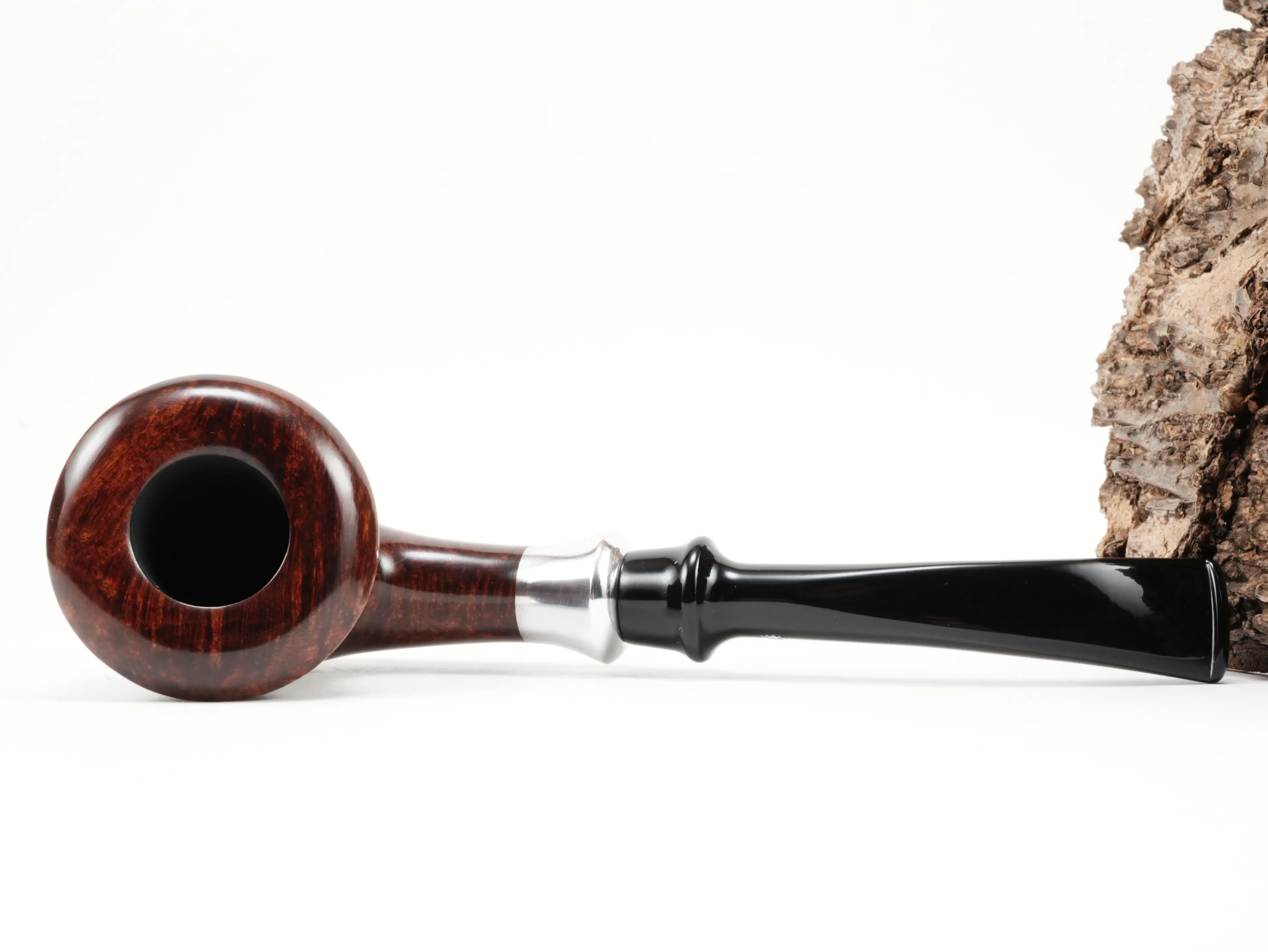 Flache Draufsicht auf die liegende Stanwell H.C. Andersen Calabash mit dunkelbrauner Bruyère-Maserung und kurzem Mundstück