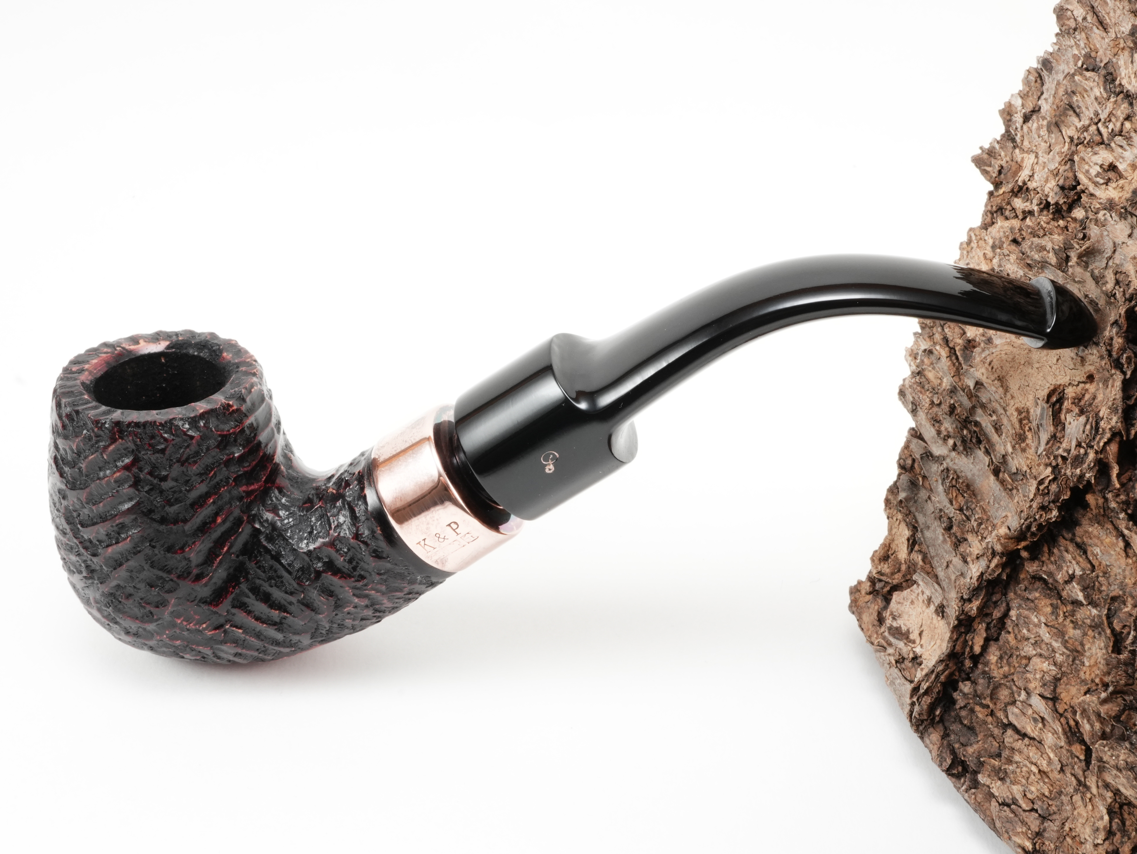Rotbraun rustizierte Peterson Christmas 2026 Rustic 9s Pfeife Half-Bent Classic mit K&P Kupferring und kupferfarbenem P-Logo am Ebonit-Lippenbissmundstück – Titelbild schräg von oben