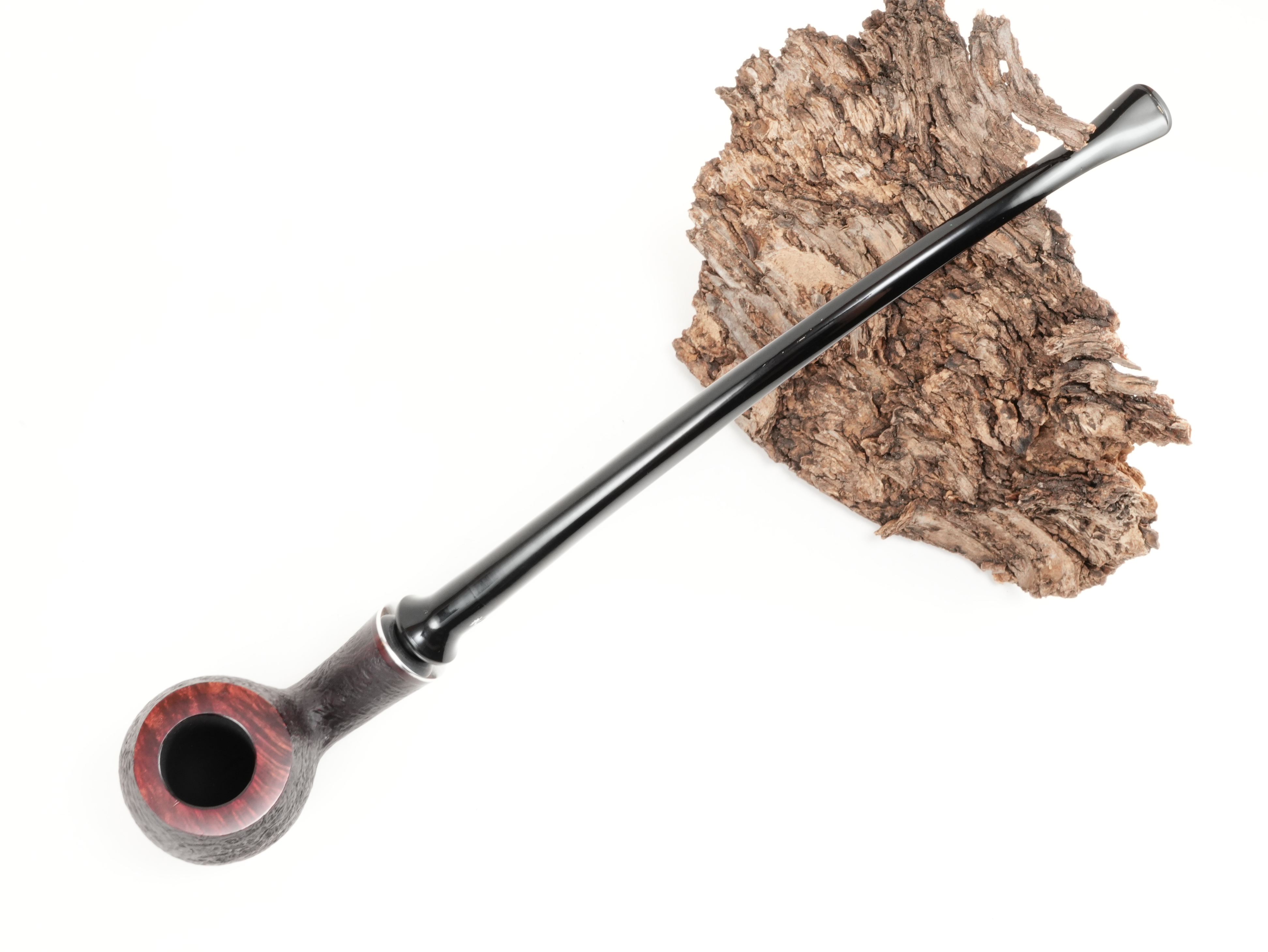Draufsicht auf die Stanwell H.C. Andersen Sandblasted 7 Lesepfeife mit langem Ebonitmundstück und Blick auf den rötlich-glatten Kopfrand