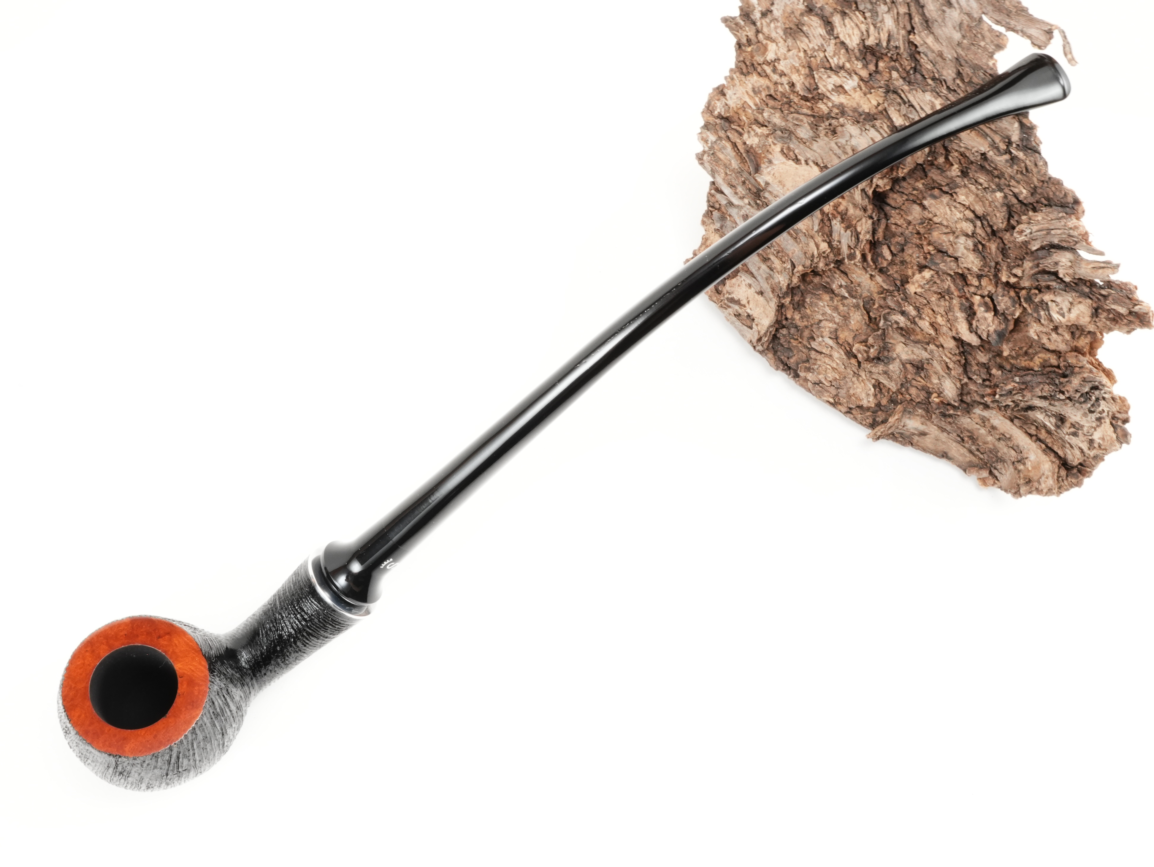 Draufsicht auf die Stanwell H.C. Andersen Brushed 7 Lesepfeife mit langem Ebonitmundstück und Blick auf den rötlich-glatten Kopfrand