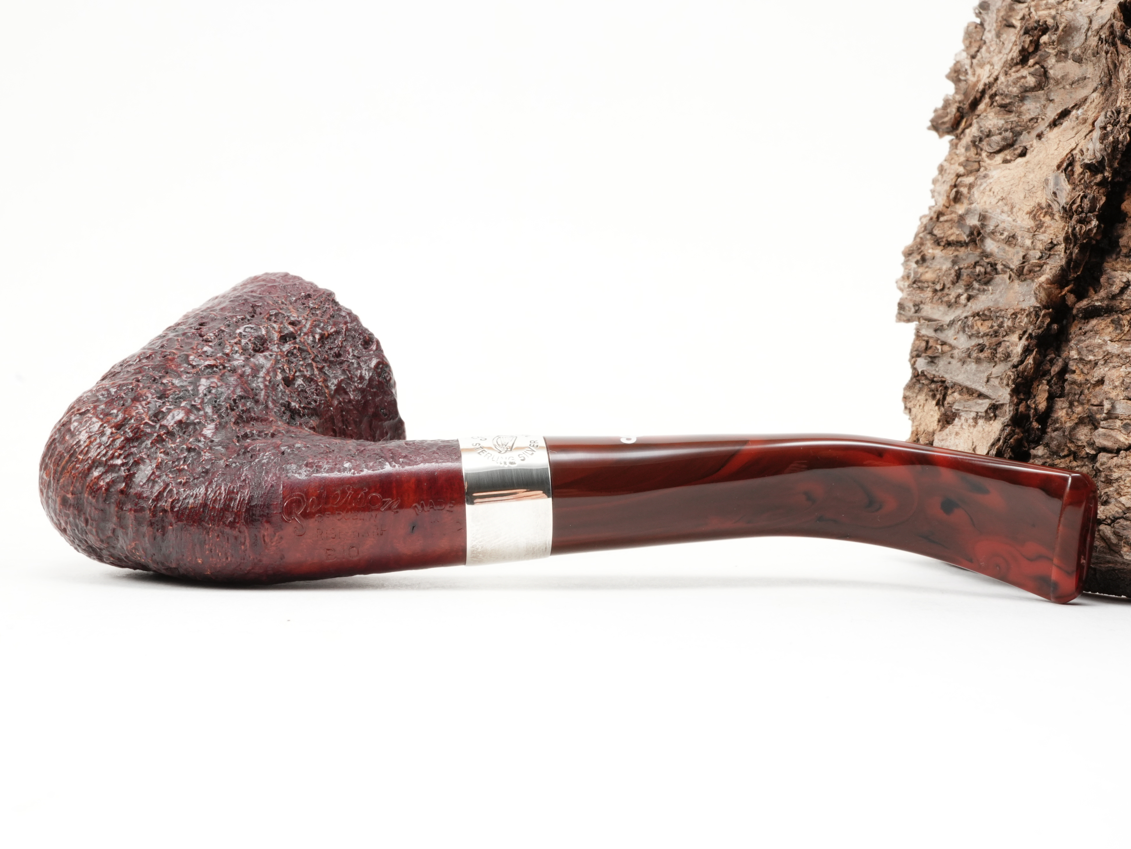 Unterseite der Peterson Irish Harp B10 Sand Pfeife mit Stempelung Peterson Irish Harp B10 und gravierter Harfe auf dem 925er Silberring