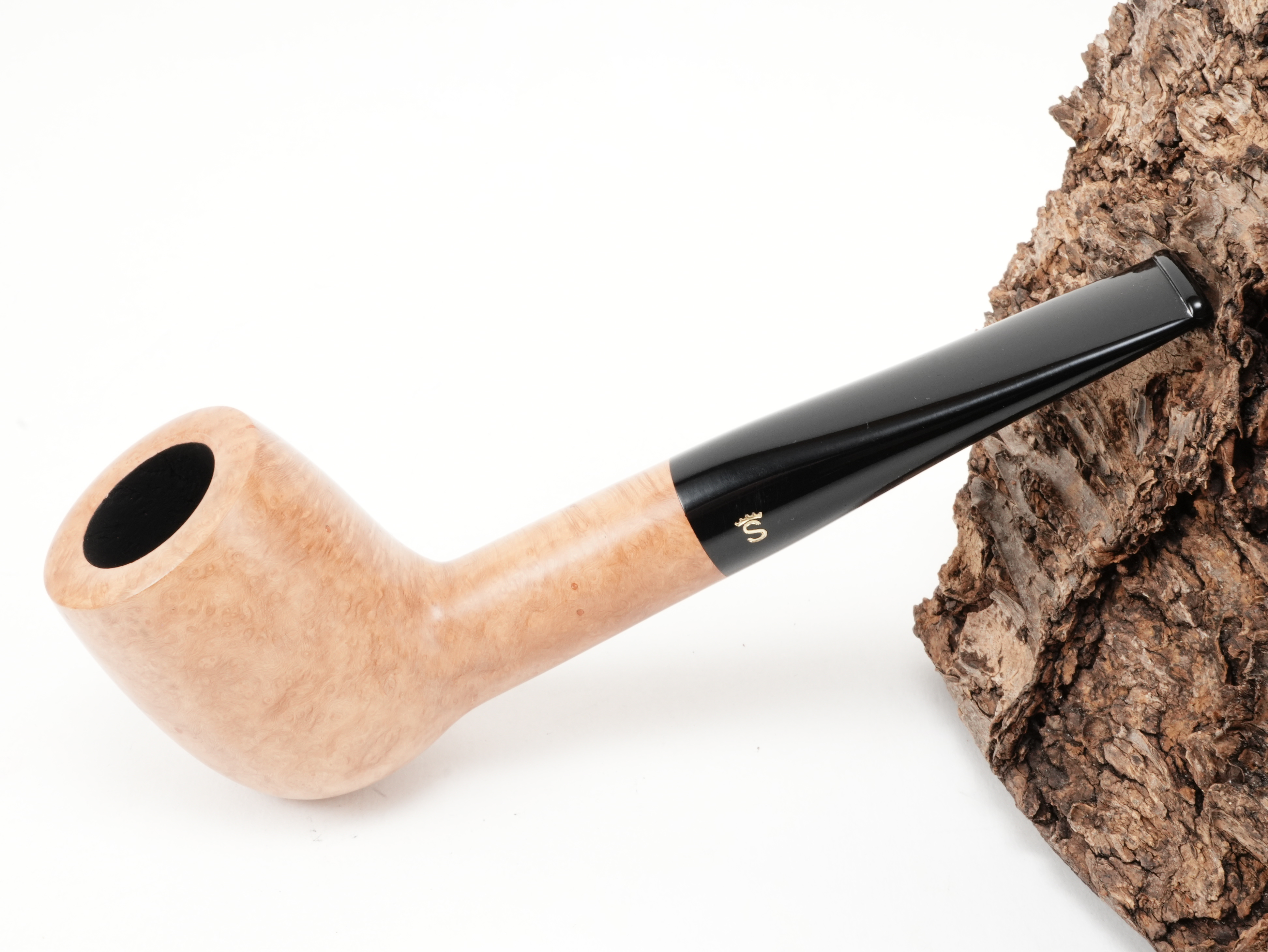 Stanwell Authentic Natural Shape 88 gerade Billiard-Pfeife aus hellem naturbelassenem Bruyère mit Stanwell-Logo am Mundstück – Titelbild schräg von oben
