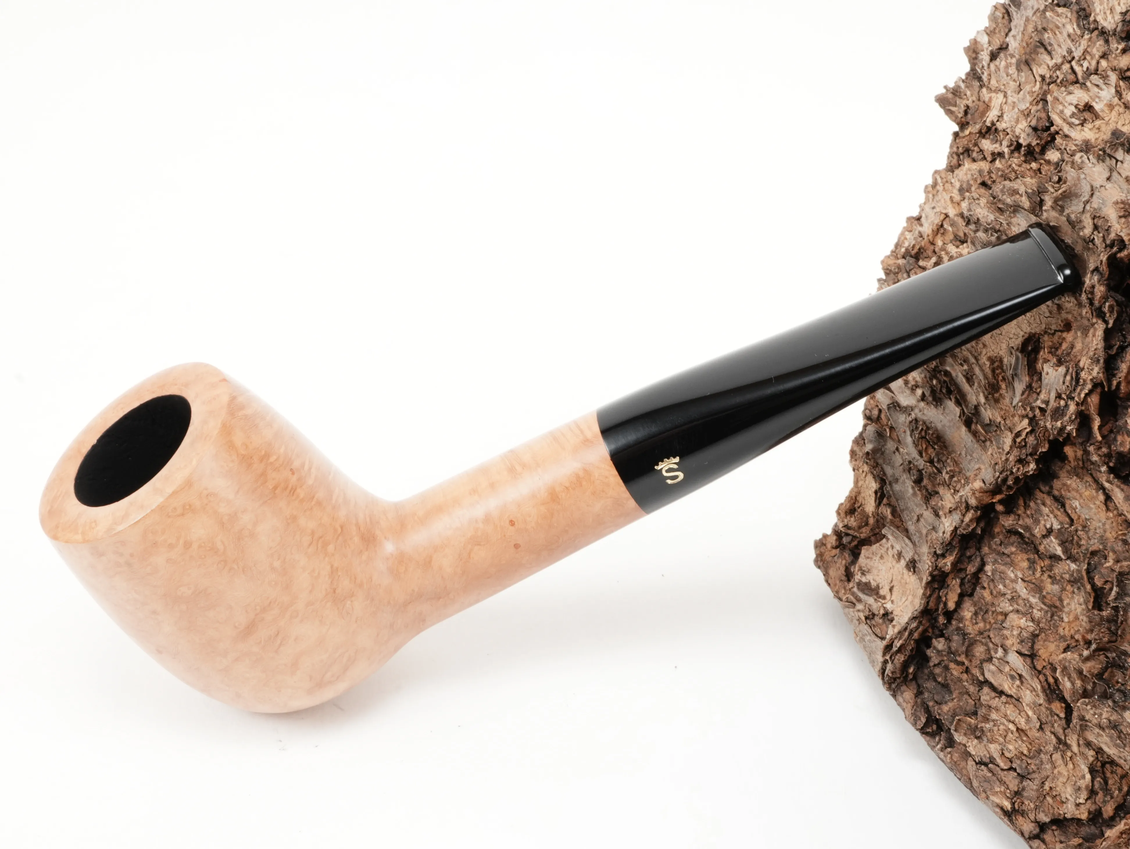 Stanwell Authentic Natural Shape 88 gerade Billiard-Pfeife aus hellem naturbelassenem Bruyère mit Stanwell-Logo am Mundstück – Titelbild schräg von oben
