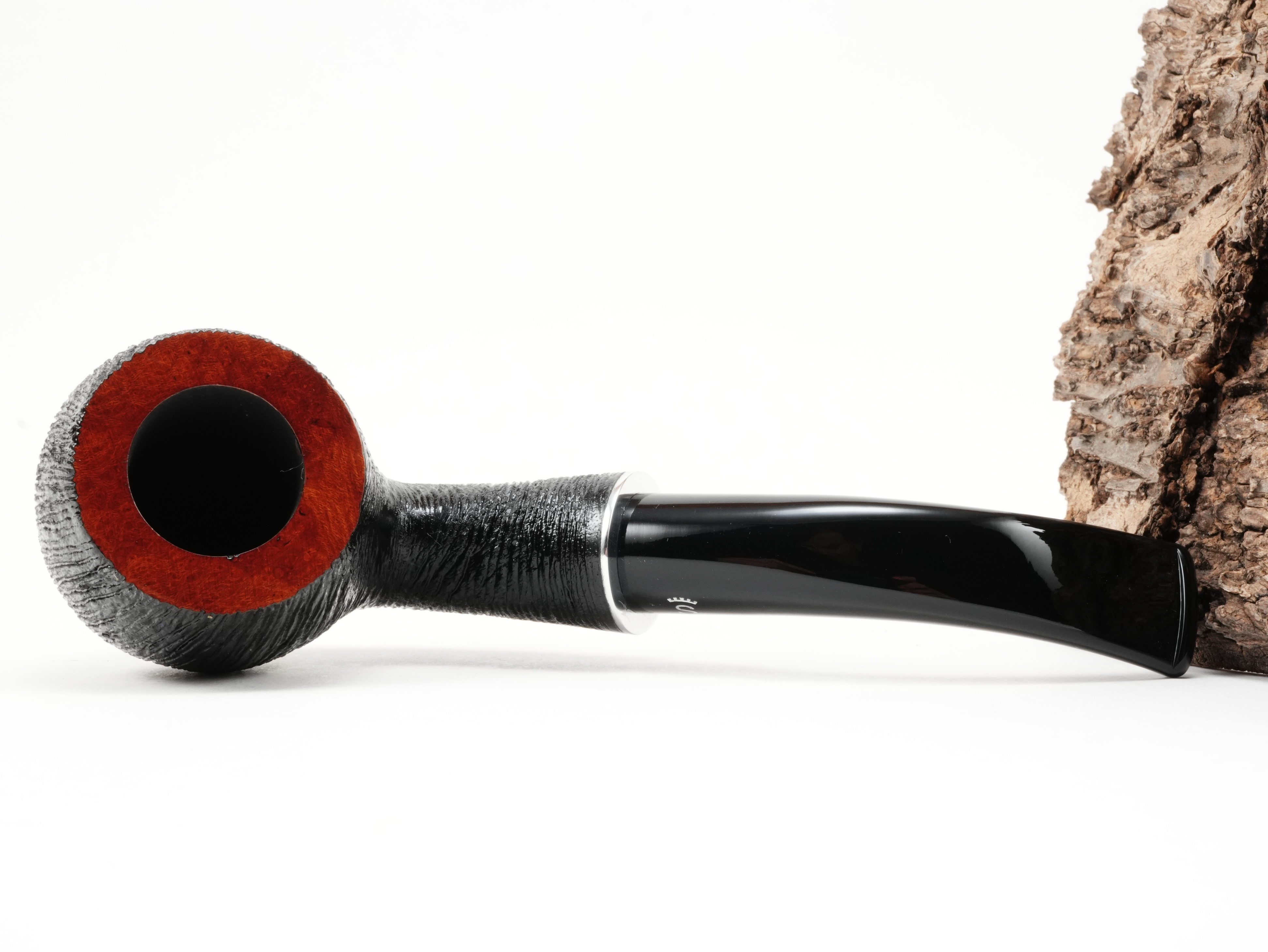 Flache Draufsicht auf die liegende Stanwell H.C. Andersen Brushed 7 mit gebürsteter schwarzer Rustizierung und rötlichem Kopfrand