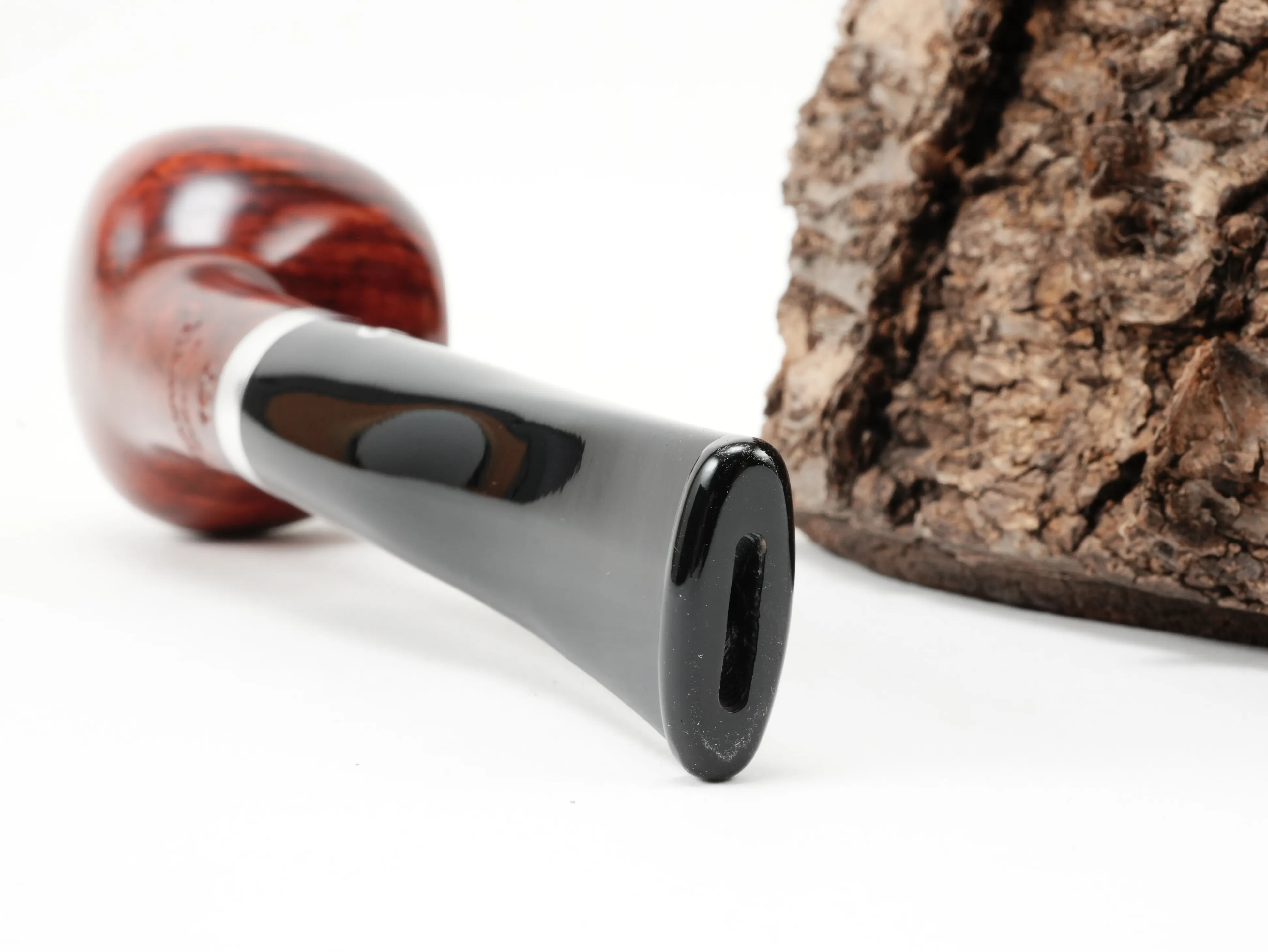 Nahaufnahme des leicht gebogenen schwarzen Acrylmundstücks der Stanwell København Terracotta 109 Pfeife mit Bissstelle von hinten