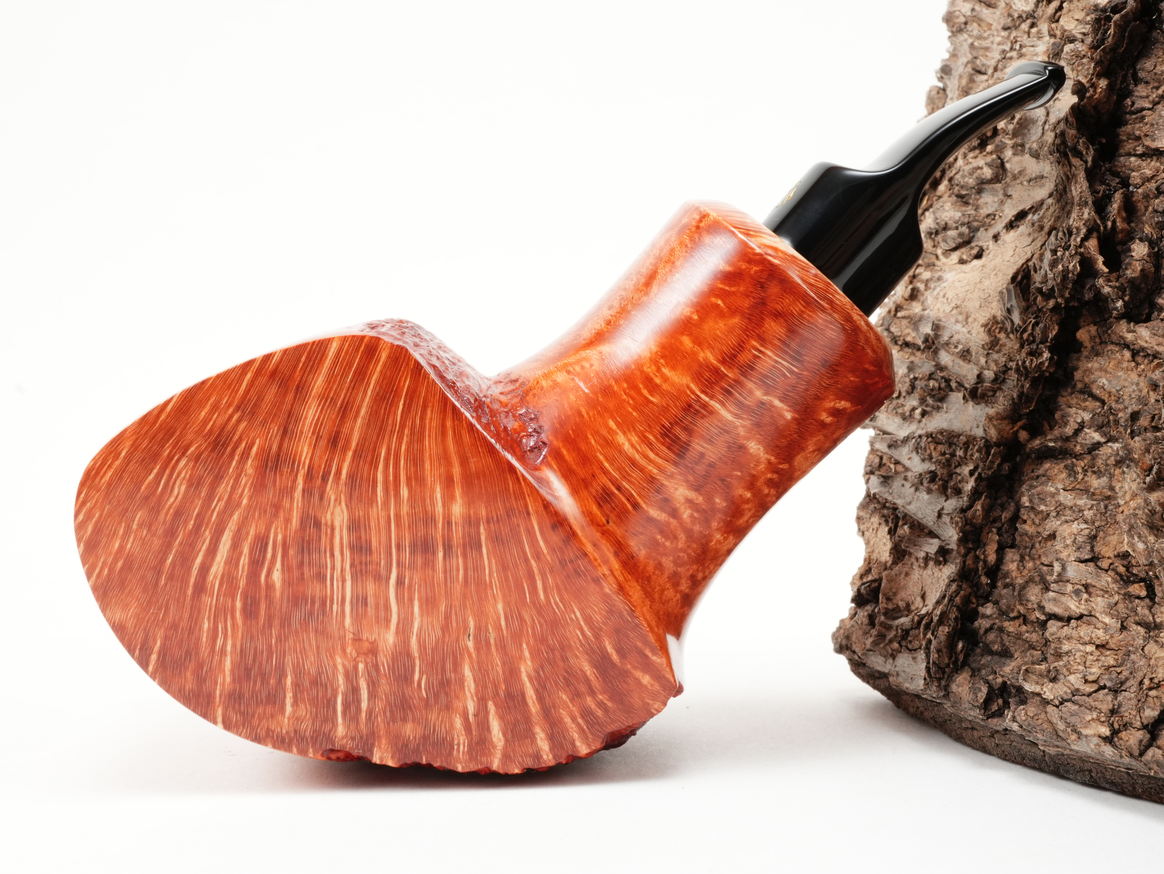 Seitenansicht der Poul Winslow Crown Viking 708 Freiform-Pfeife mit flachem Standfuß und sehr kurzem schwarzem Acrylmundstück