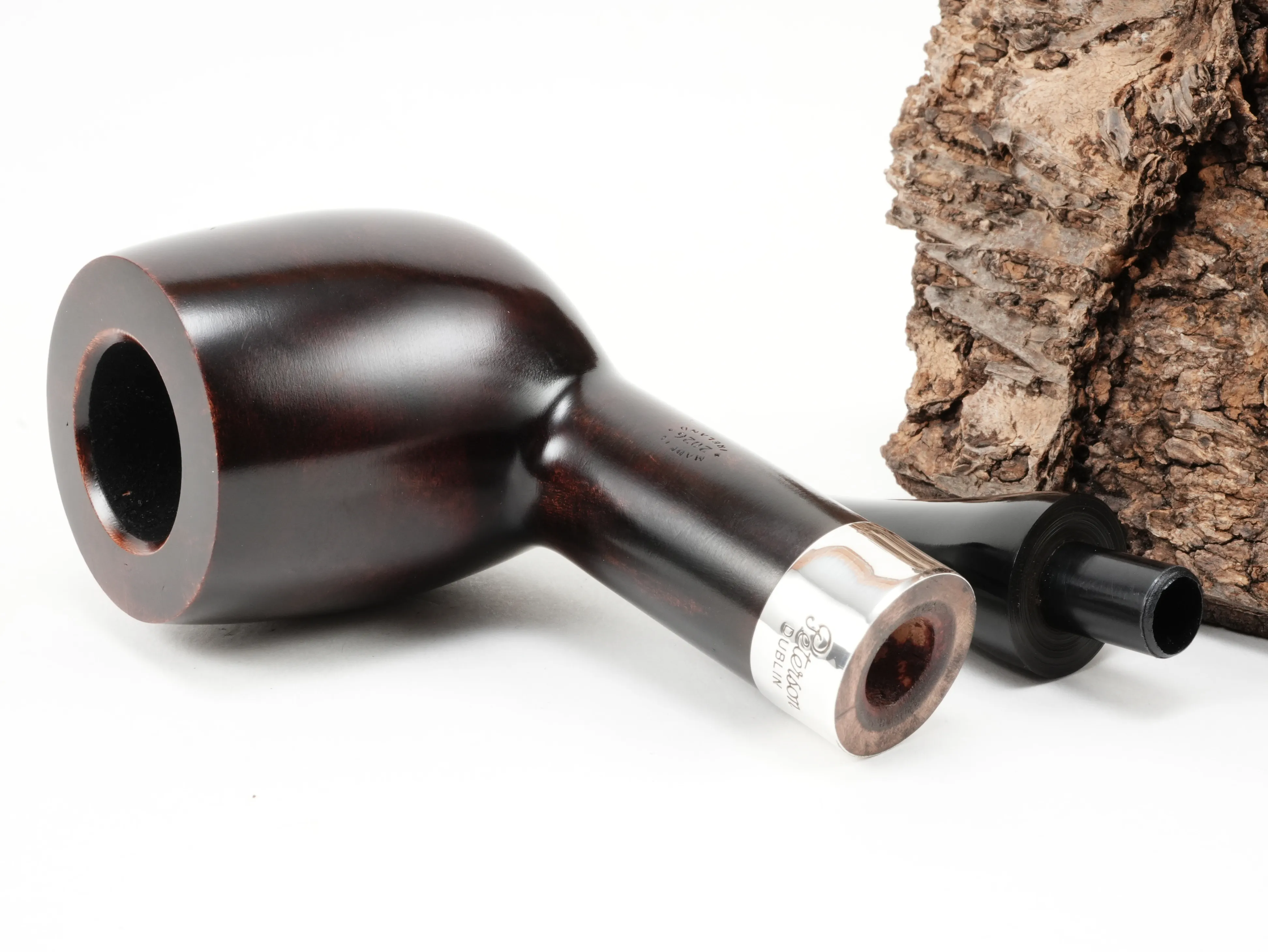 Zerlegte Peterson House Pipe Billiard Heritage Pfeife mit Blick auf die Holmbohrung und den gravierten Sterling Silberring