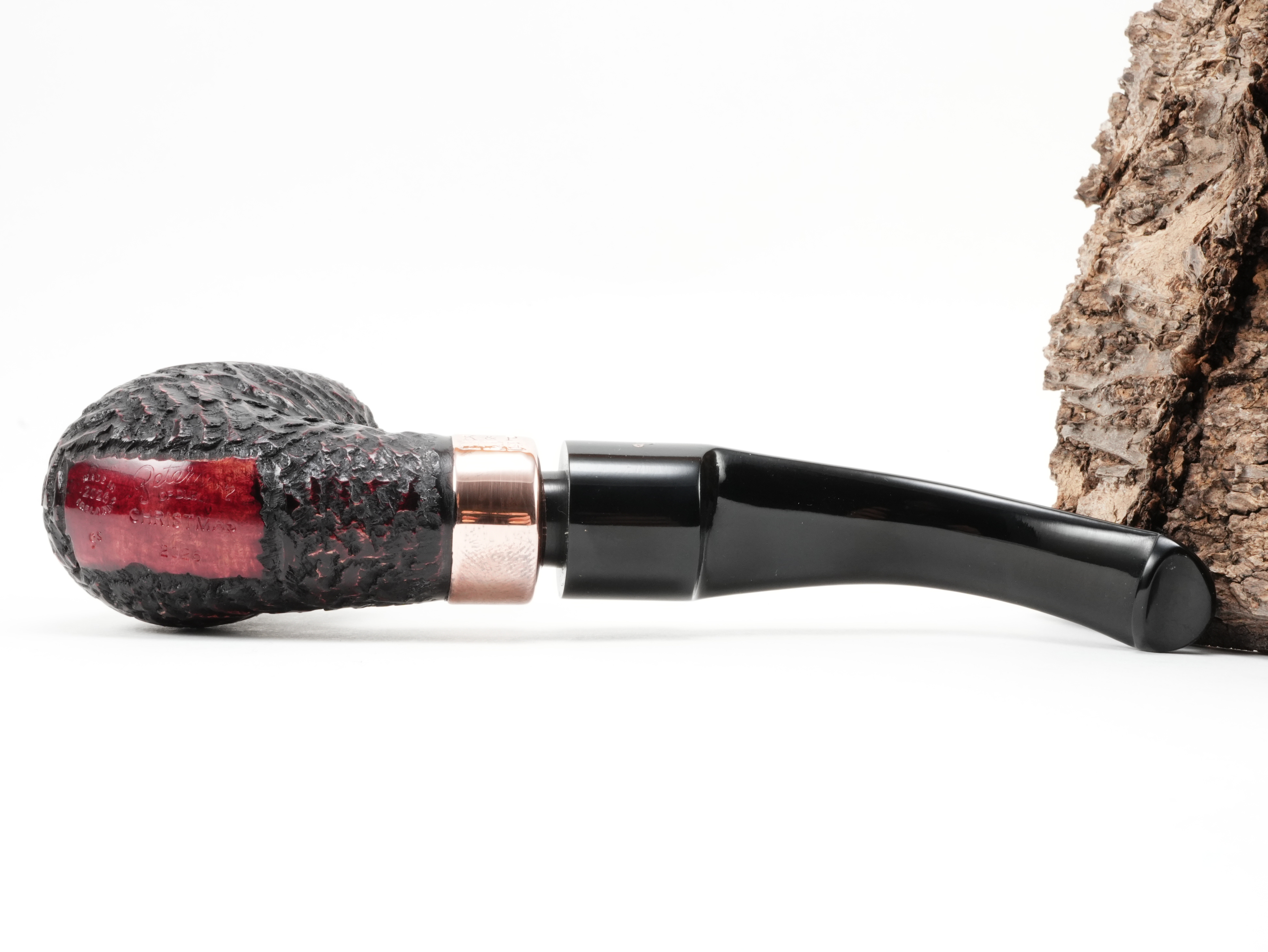 Unterseite der Peterson Christmas 2026 Rustic 9s Pfeife mit Stempelung Peterson of Dublin Christmas 2026 9s Made in Ireland