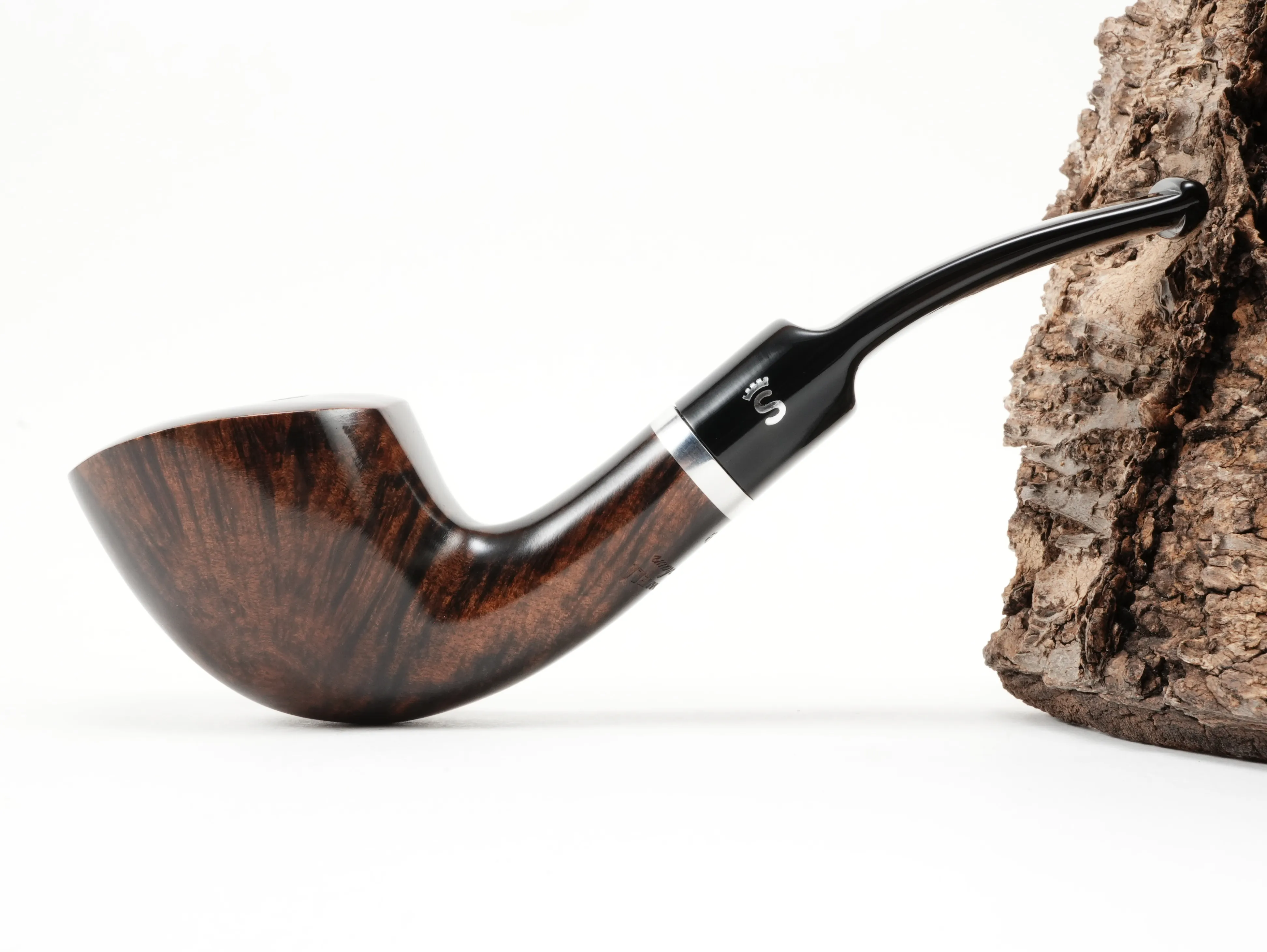 Seitenansicht der leicht gebogenen Stanwell København 409 Freestyle-Pfeife mit polierter brauner Oberfläche und silbernem Ring