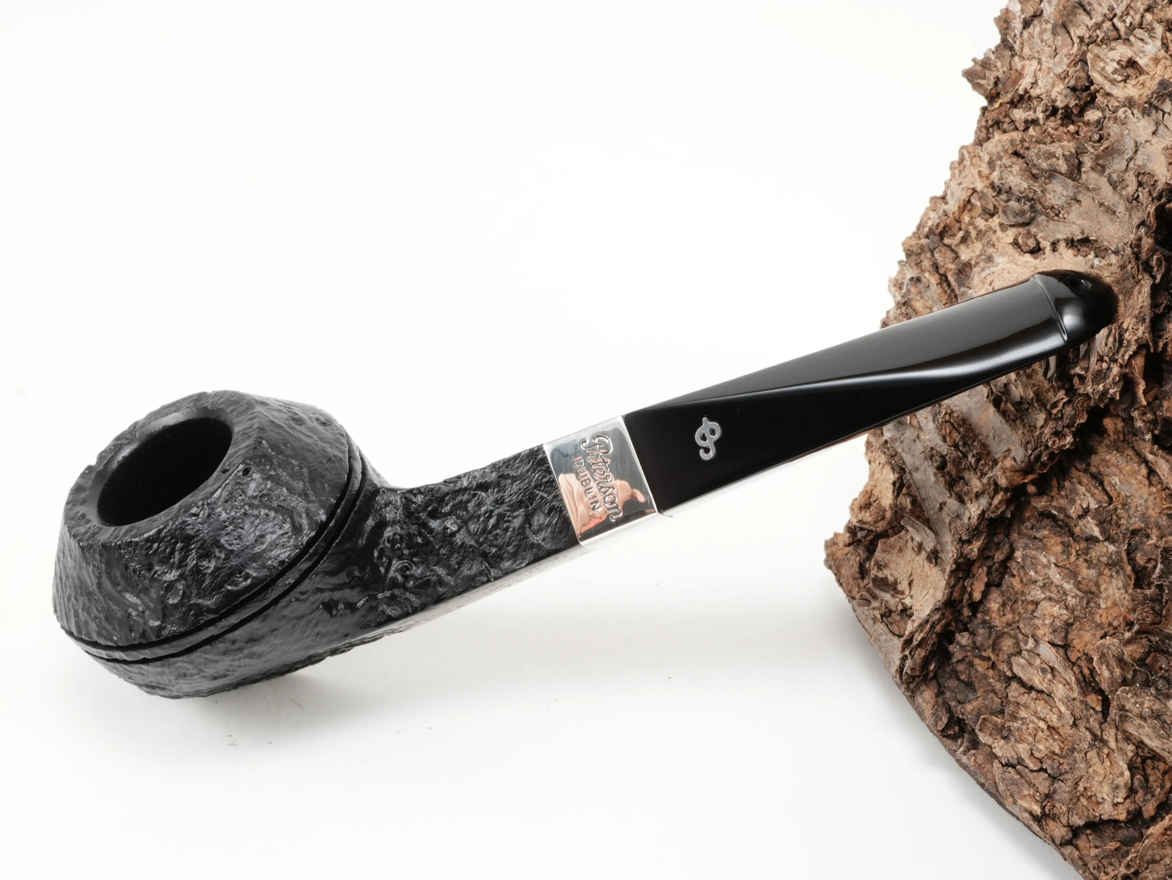 Schwarze sandgestrahlte Peterson Jahrespfeife 2026 Sandblast mit Silberring – Titelbild schräg von oben