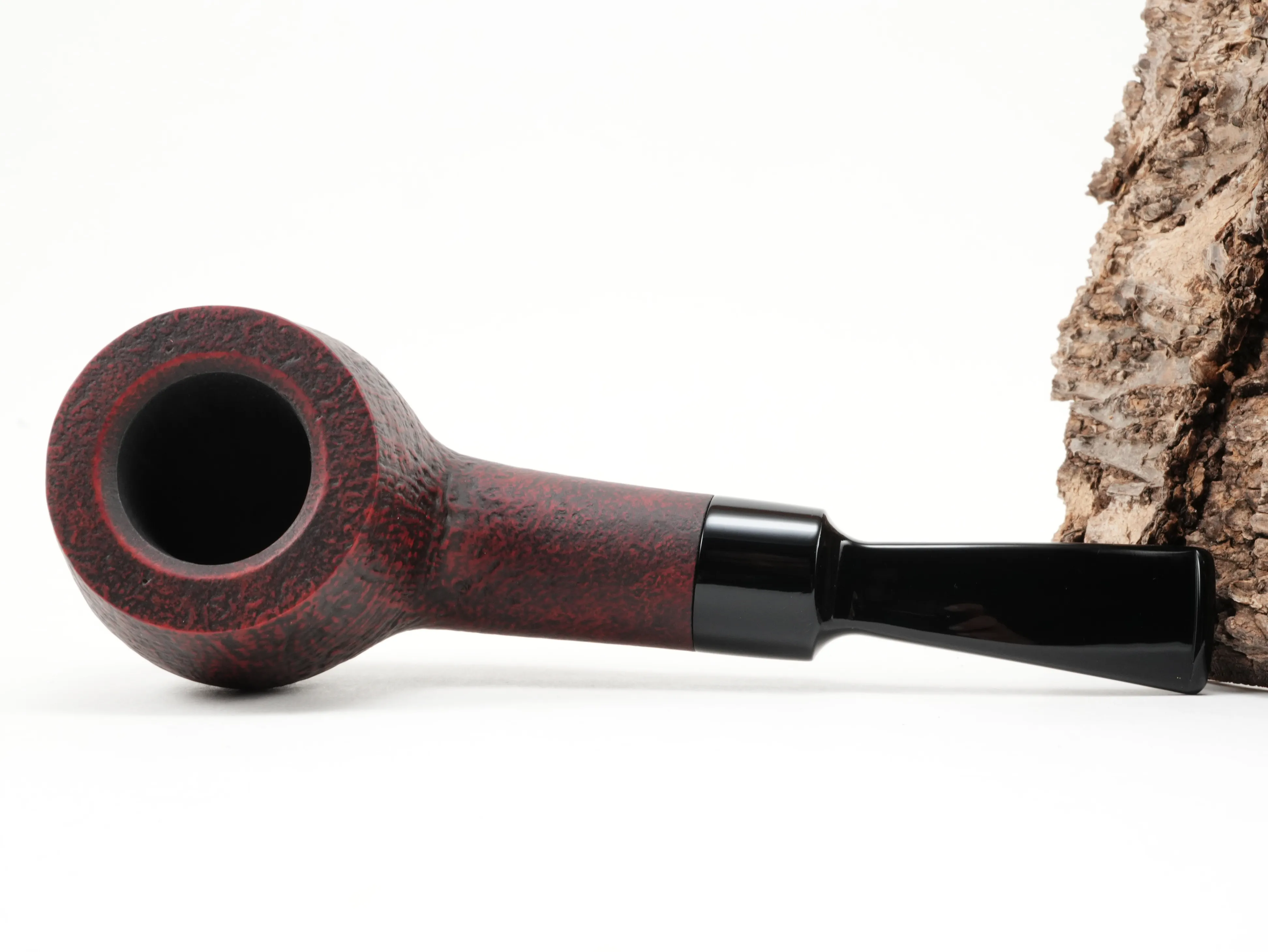 Flache Seitenansicht der gebogenen Vauen SAVANNA 5740 Pfeife im roten Finish