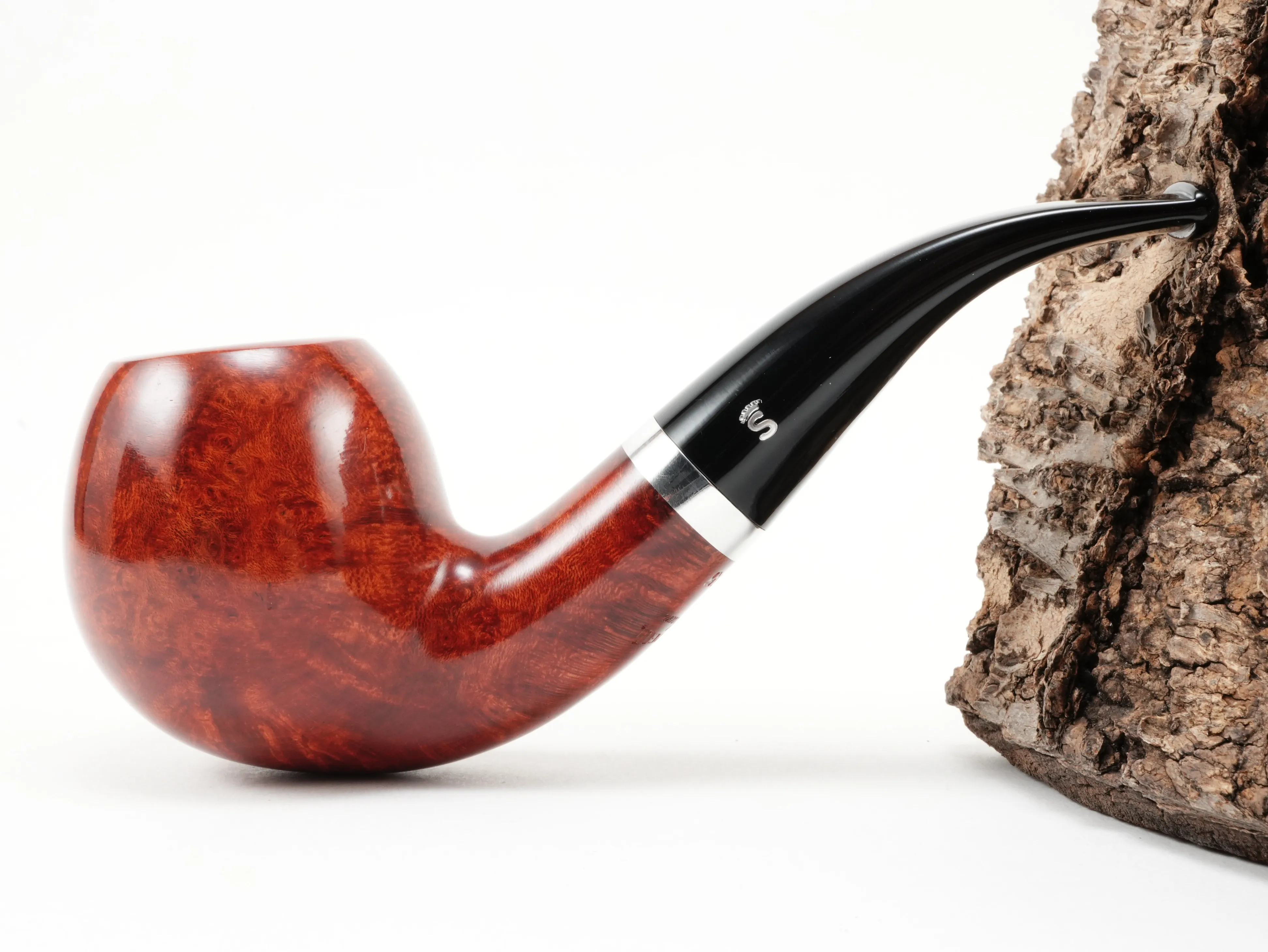 Seitenansicht der gebogenen Stanwell København Terracotta 185 Apple-Pfeife mit hochglänzender terrakottafarbener Oberfläche und silbernem Ring