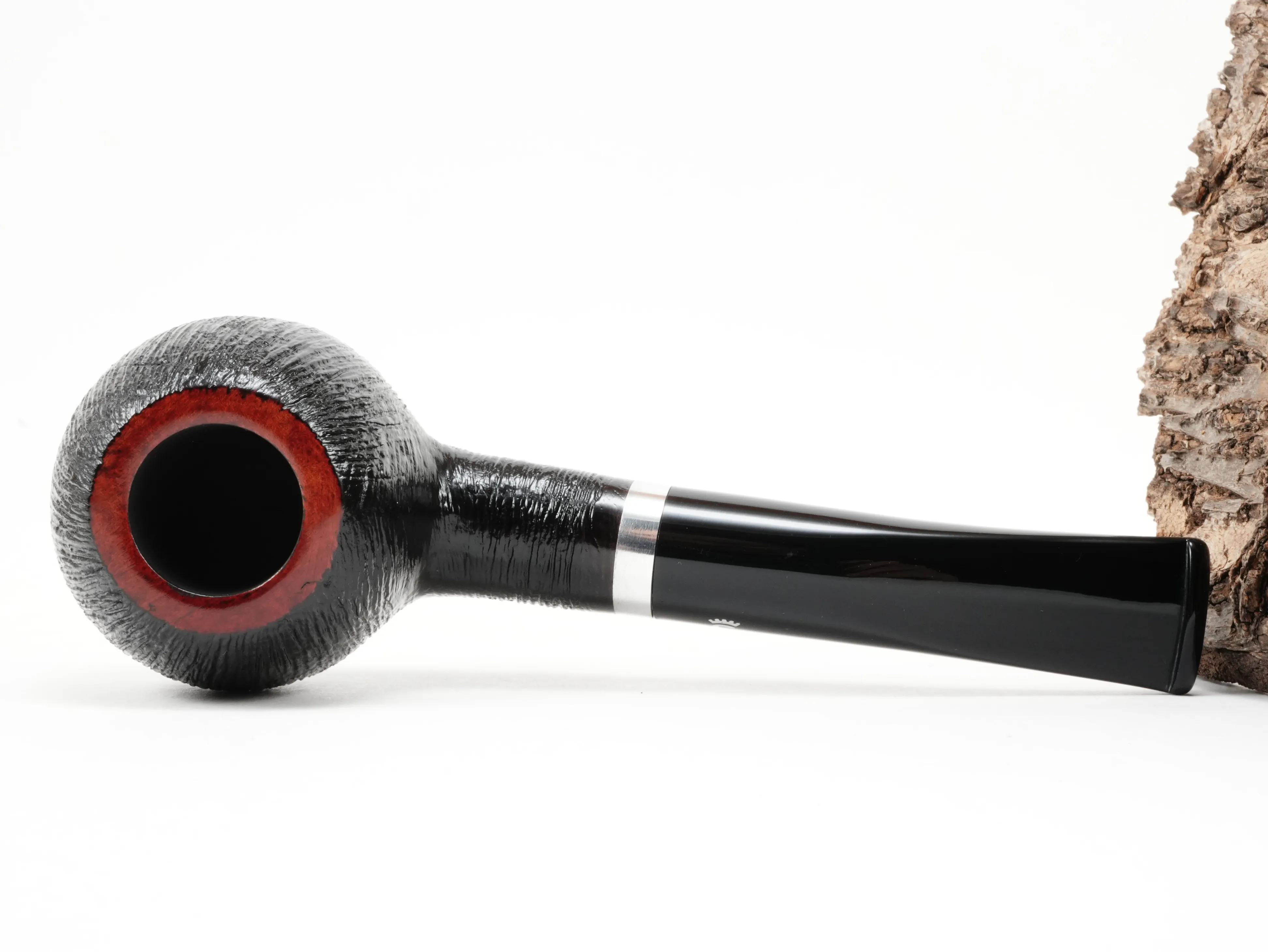 Flache Draufsicht auf die liegende Stanwell København Brushed 109 Pfeife mit Fokus auf den schwarz gebürsteten Pfeifenkopf
