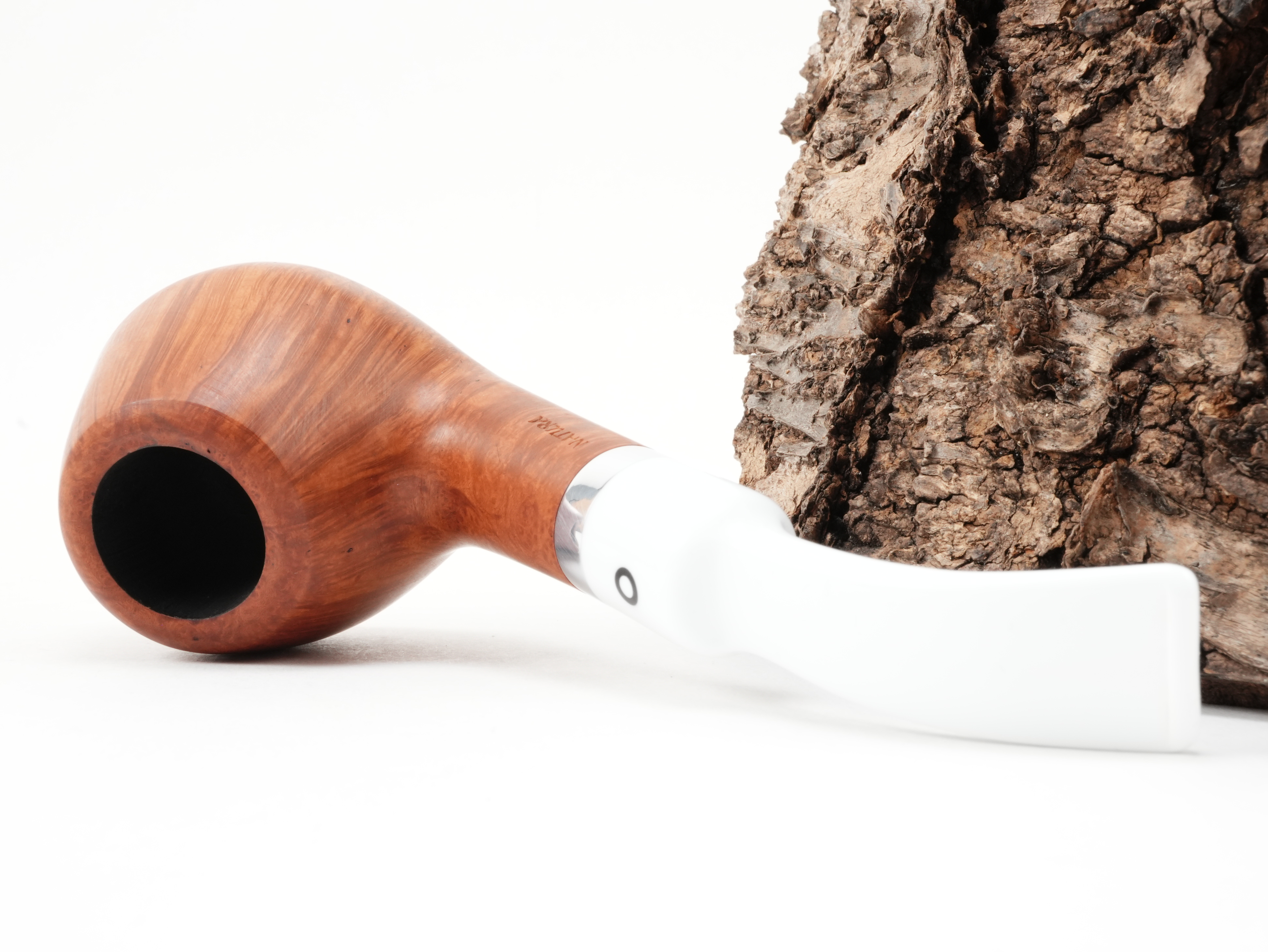 Vauen Natura 139 Bent Brandy Pfeife liegend von schräg hinten mit Blick auf den Aluminiumring am Mundstückansatz