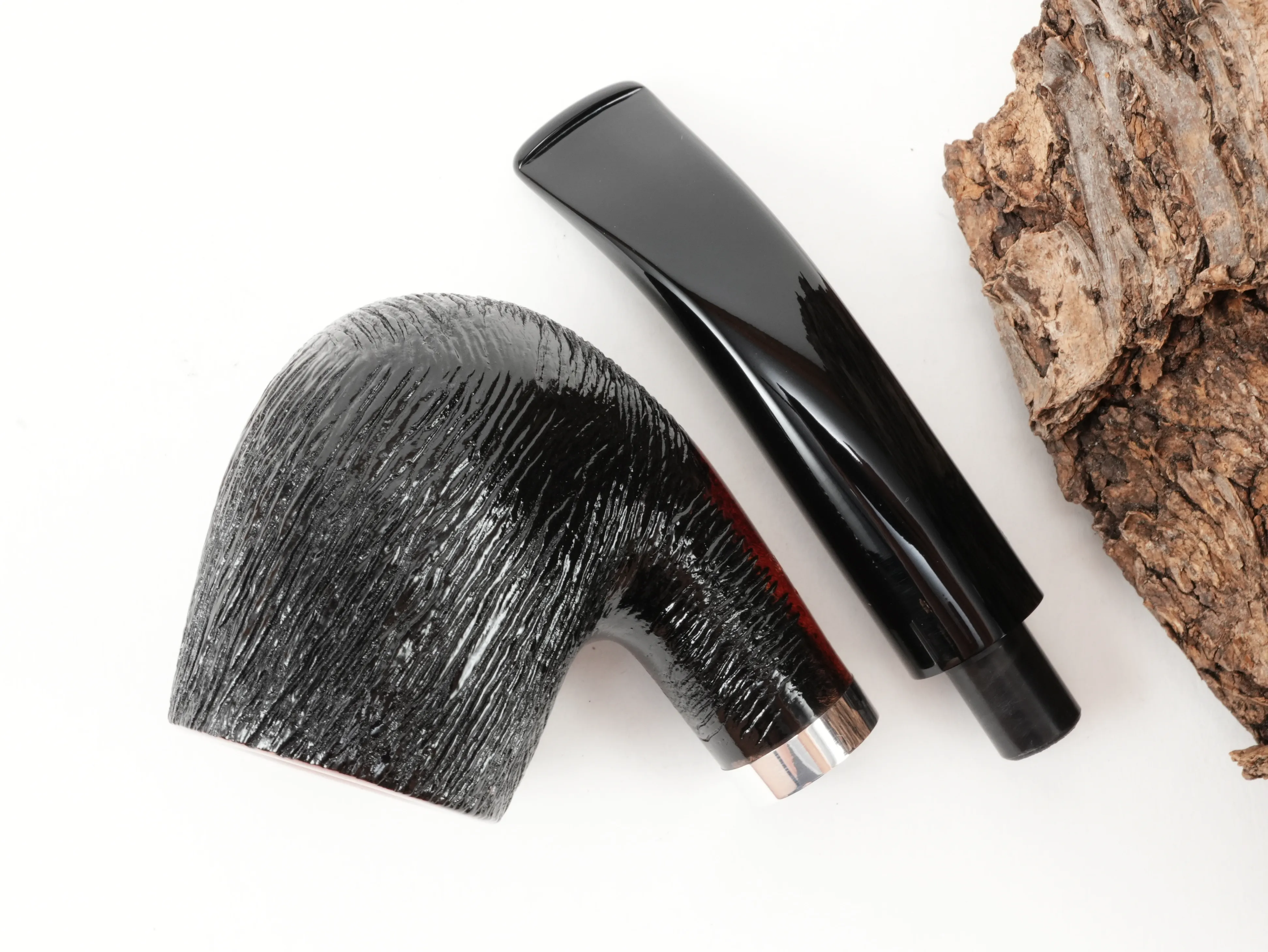 Draufsicht auf die zerlegte Stanwell København Brushed 246 Pfeife mit getrenntem rustiziertem Classic-Pfeifenkopf und schwarzem Mundstück