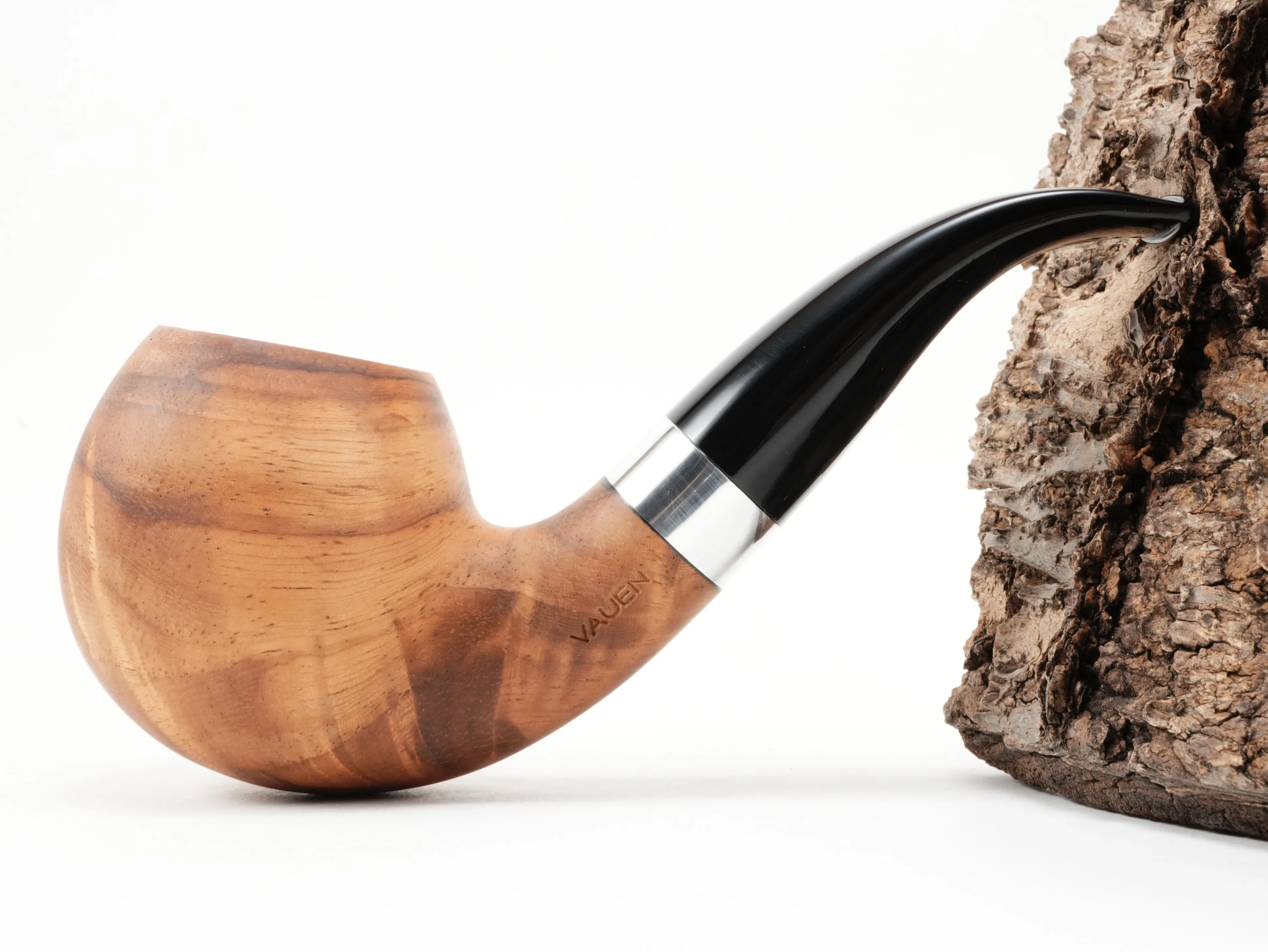 Seitenansicht der gebogenen Vauen AMBA 119 Bent-Classic-Pfeife mit Vauen-Stempel am linken Holm und geöltem Amboina-Maserholz