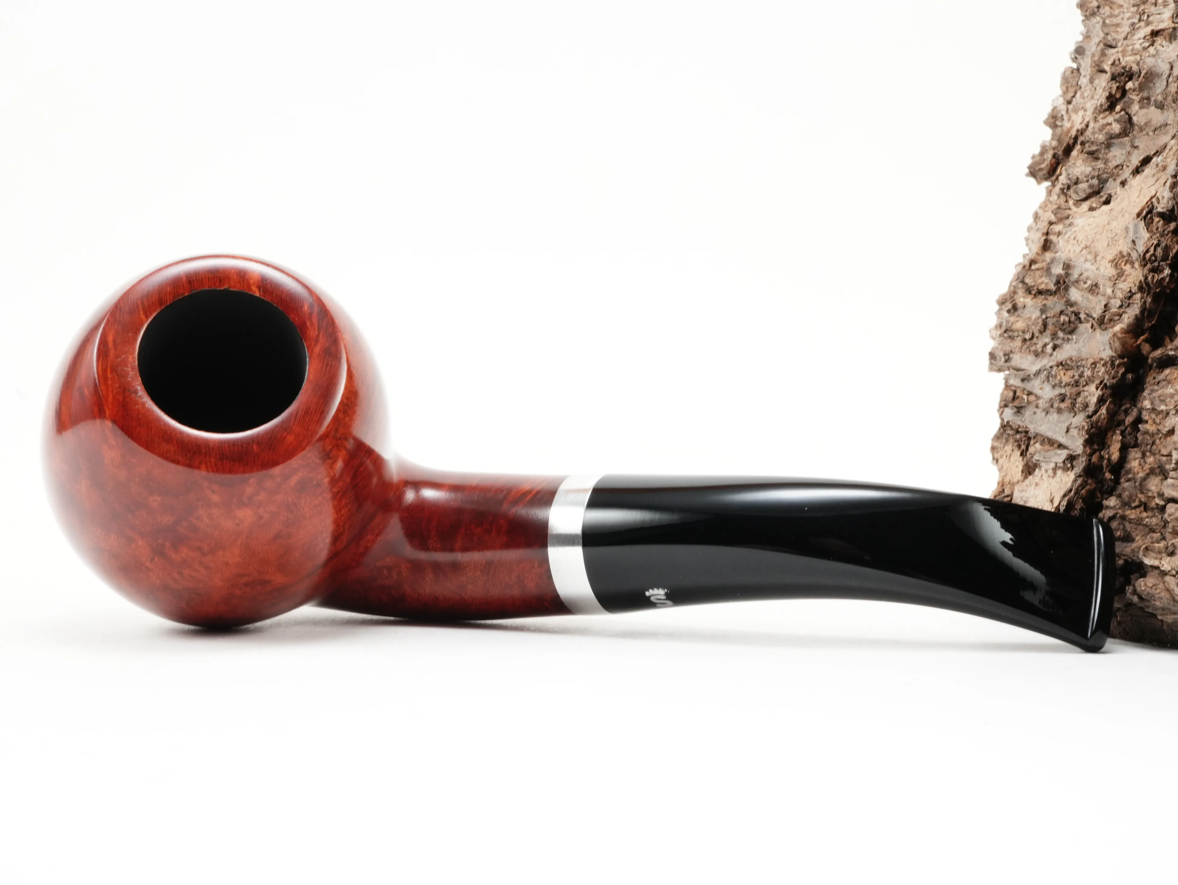 Flache Draufsicht auf die liegende Stanwell København Terracotta 185 Pfeife mit Fokus auf den glatten terrakottafarbenen Pfeifenkopf