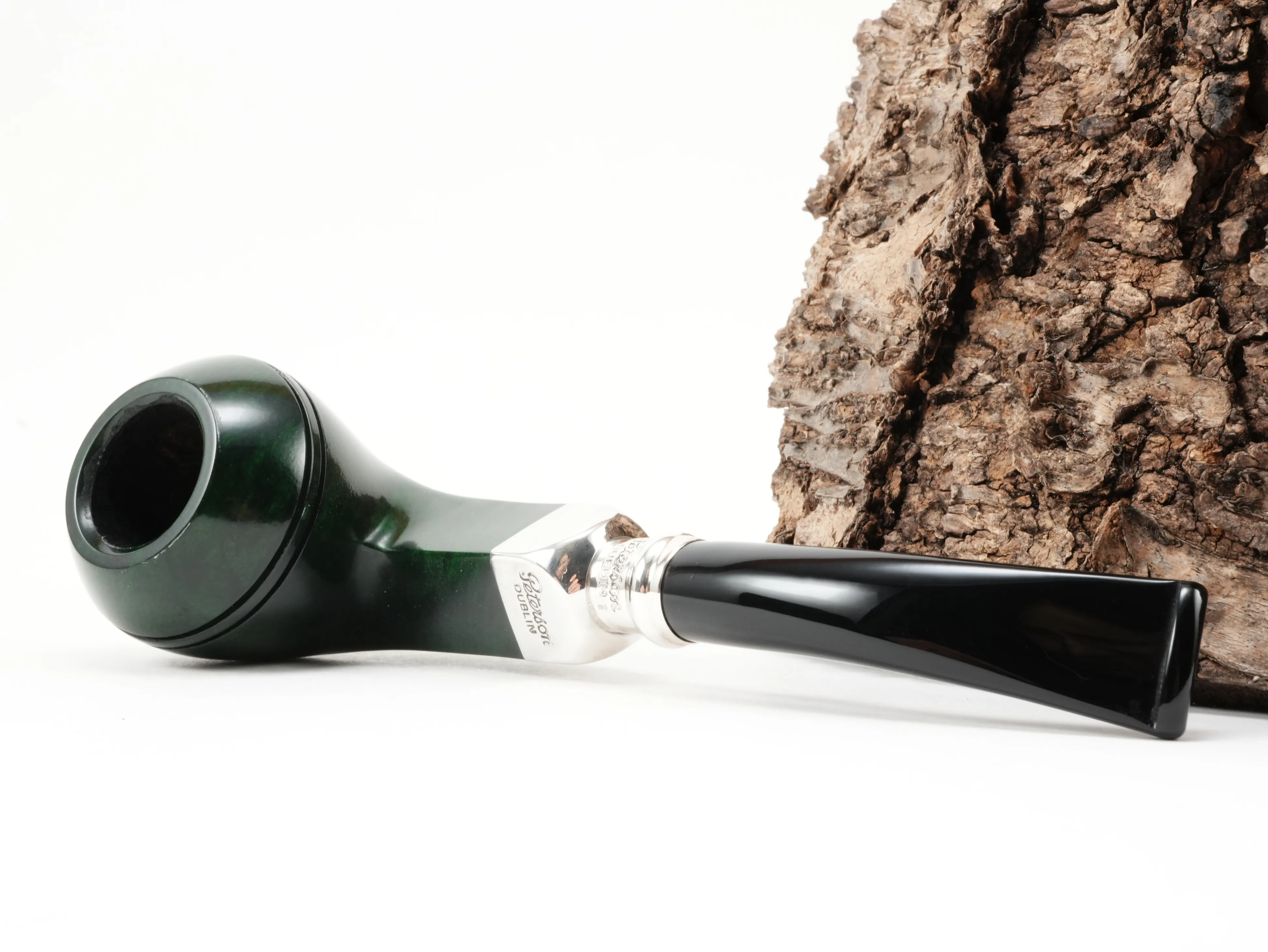 Peterson Spigot Green B5 Half-Bent Bulldog Pfeife liegend von schräg hinten mit Fokus auf die präzise Spigot-Silbermontage