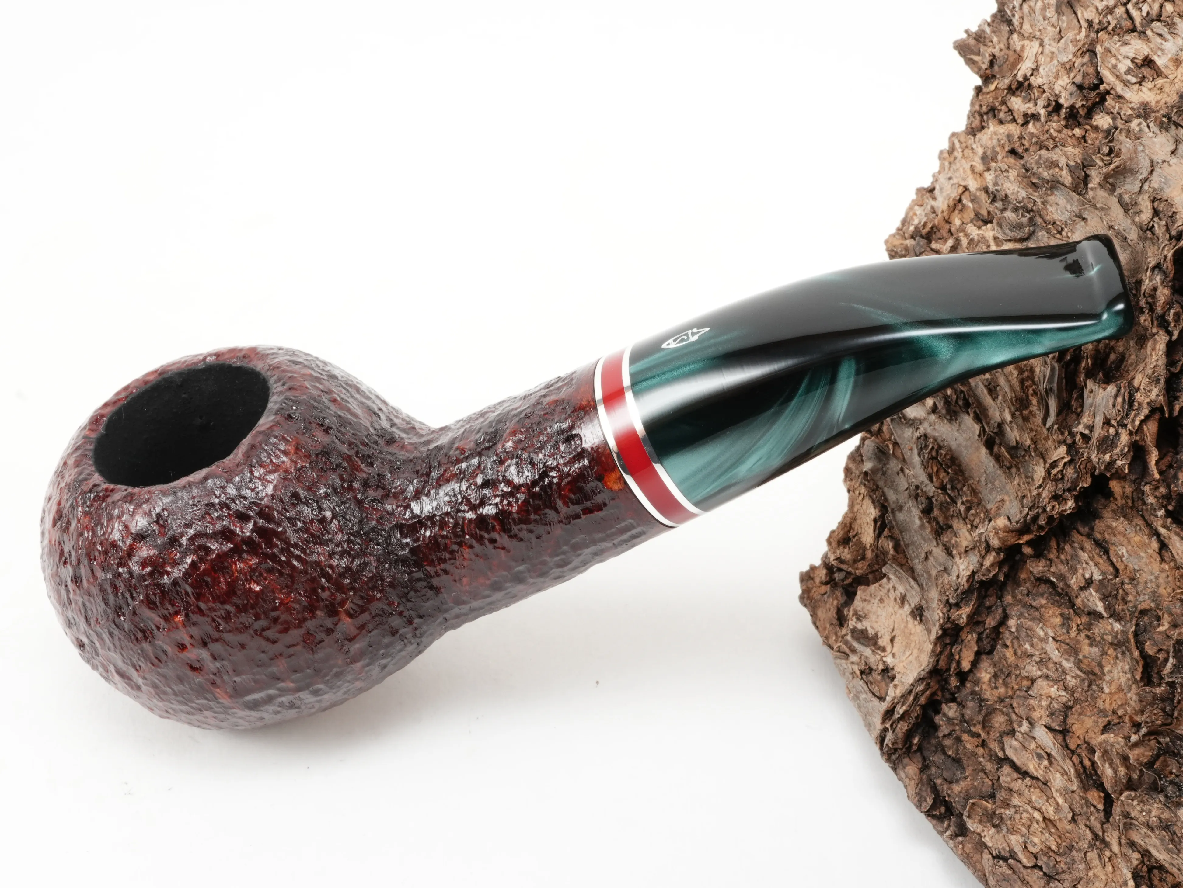 Rustizierte Savinelli Saint Nicholas 2026 Pfeife Shape 320 KS mit dunkelrotem Kopf, perlgrünem Acrylmundstück und rubinrotem Zierring – Titelbild schräg von oben