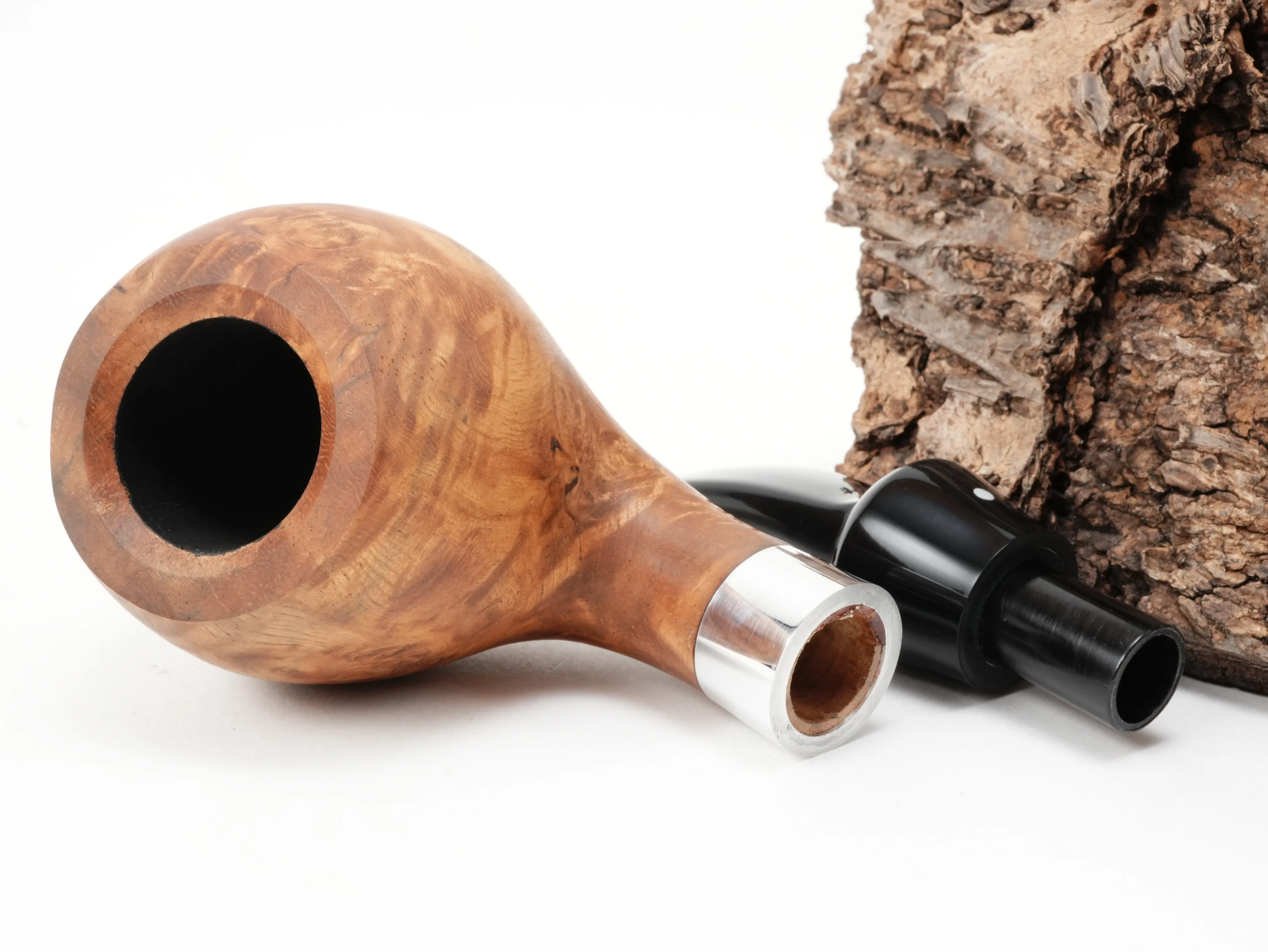 Zerlegte Vauen AMBA 177 Calabash-Pfeife aus Amboina-Maserholz mit Blick auf den Aluminiumring, die 9mm Filterbohrung und den Mundstückzapfen