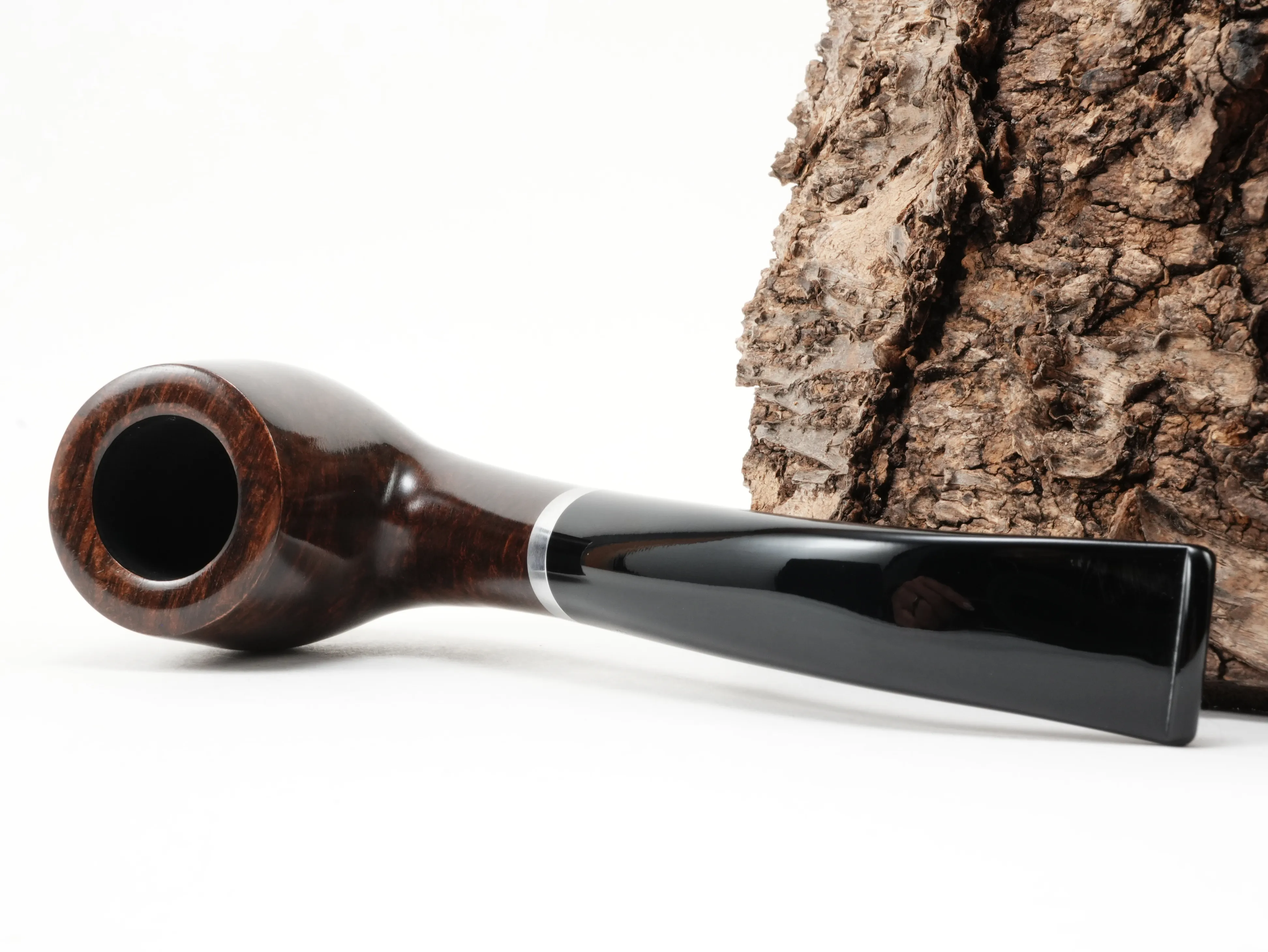 Stanwell København 246 Bent Classic Pfeife liegend von schräg hinten mit Blick auf den Aluminiumring am Holm
