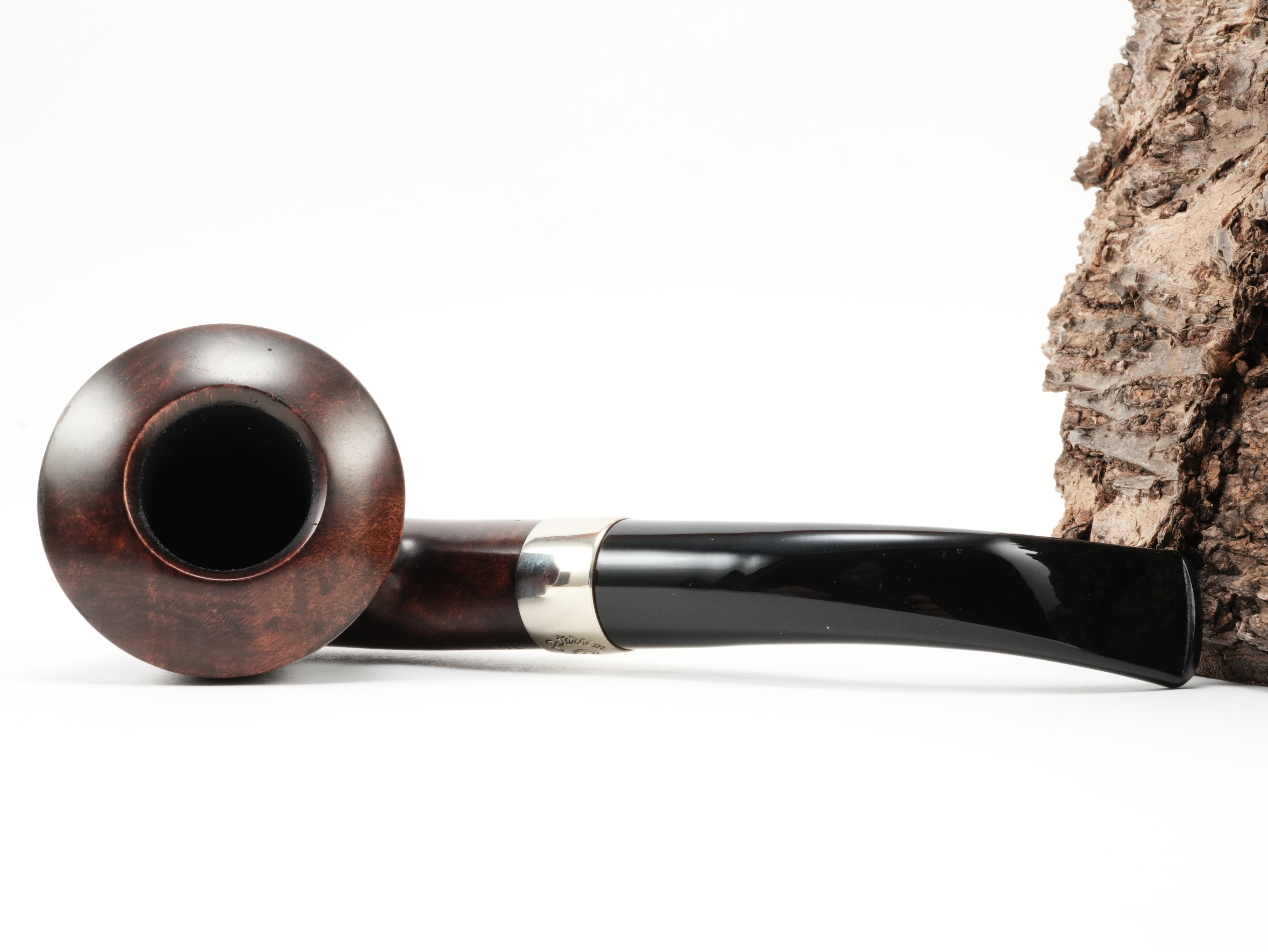 Flache Draufsicht auf die liegende Peterson Aran B10 Nickel Pfeife mit Blick auf den abgerundeten dunkelbraunen Calabash-Pfeifenkopf