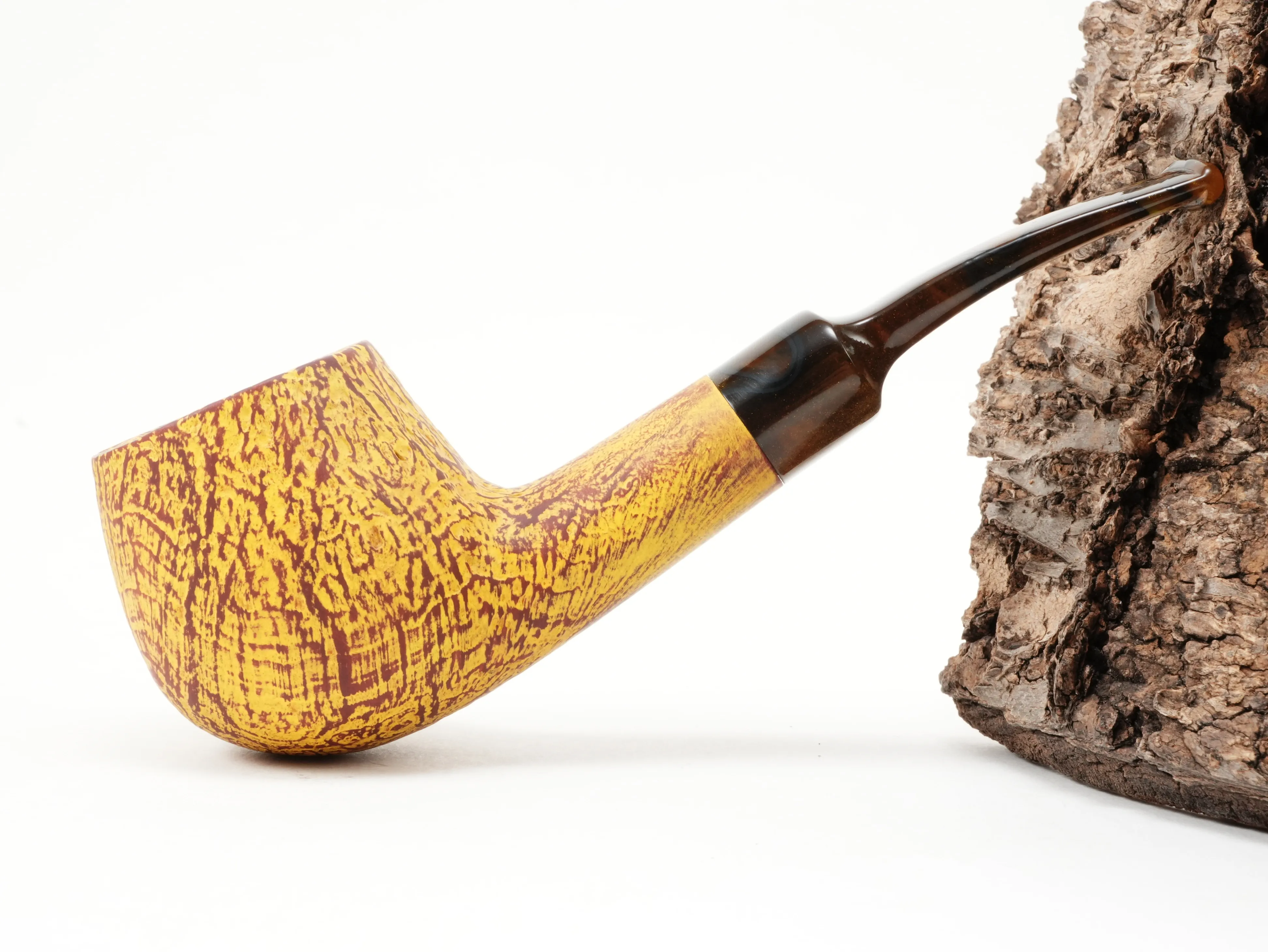 Seitenansicht der leicht gebogenen Vauen SAVANNA 5040 Apple-Pfeife in sonnig-gelbem sandgestrahltem Finish