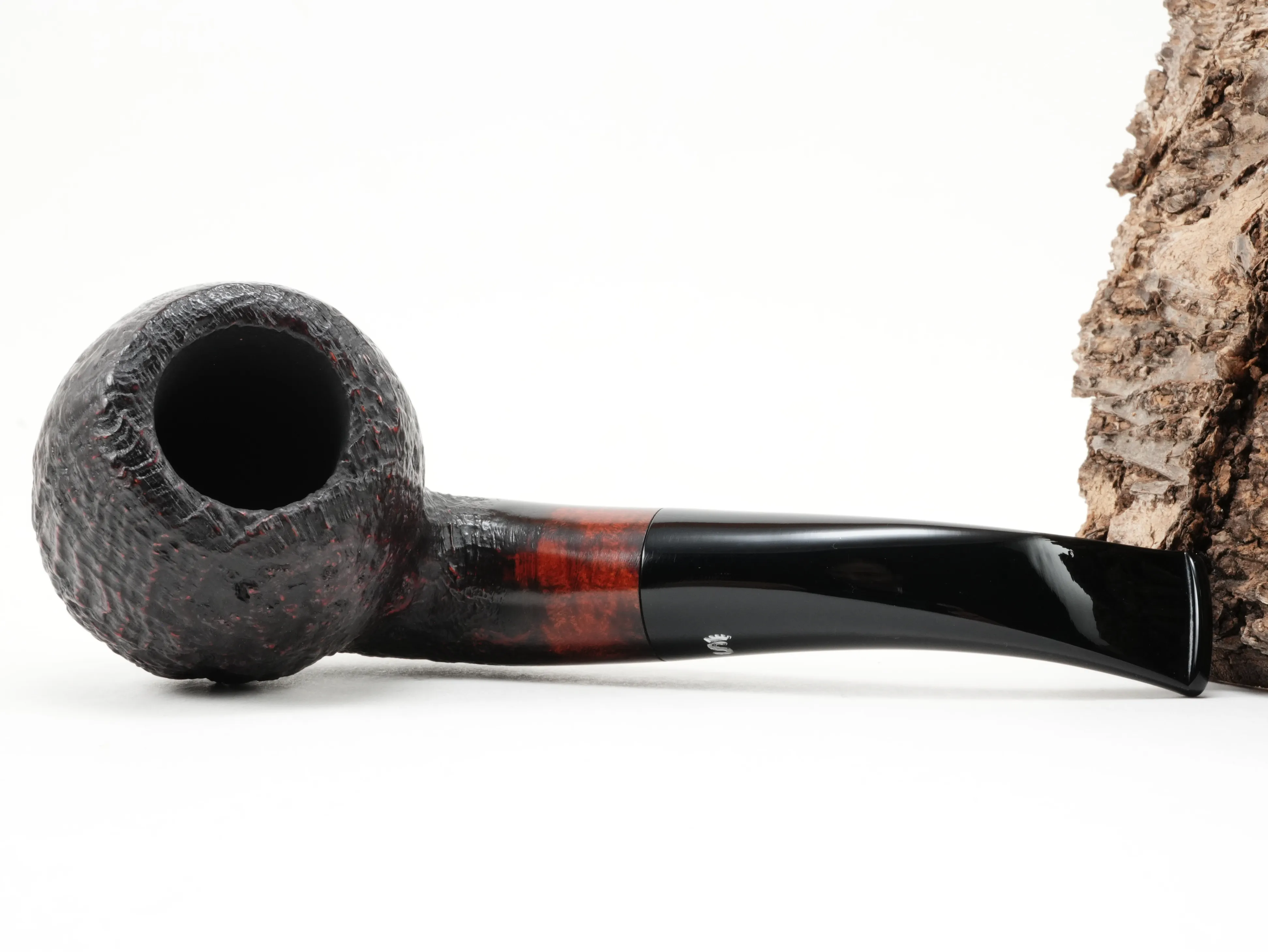 Flache Draufsicht auf die liegende Stanwell Vario 185 Pfeife mit Fokus auf den Übergang zwischen sandgestrahltem Kopf und glattem Holm