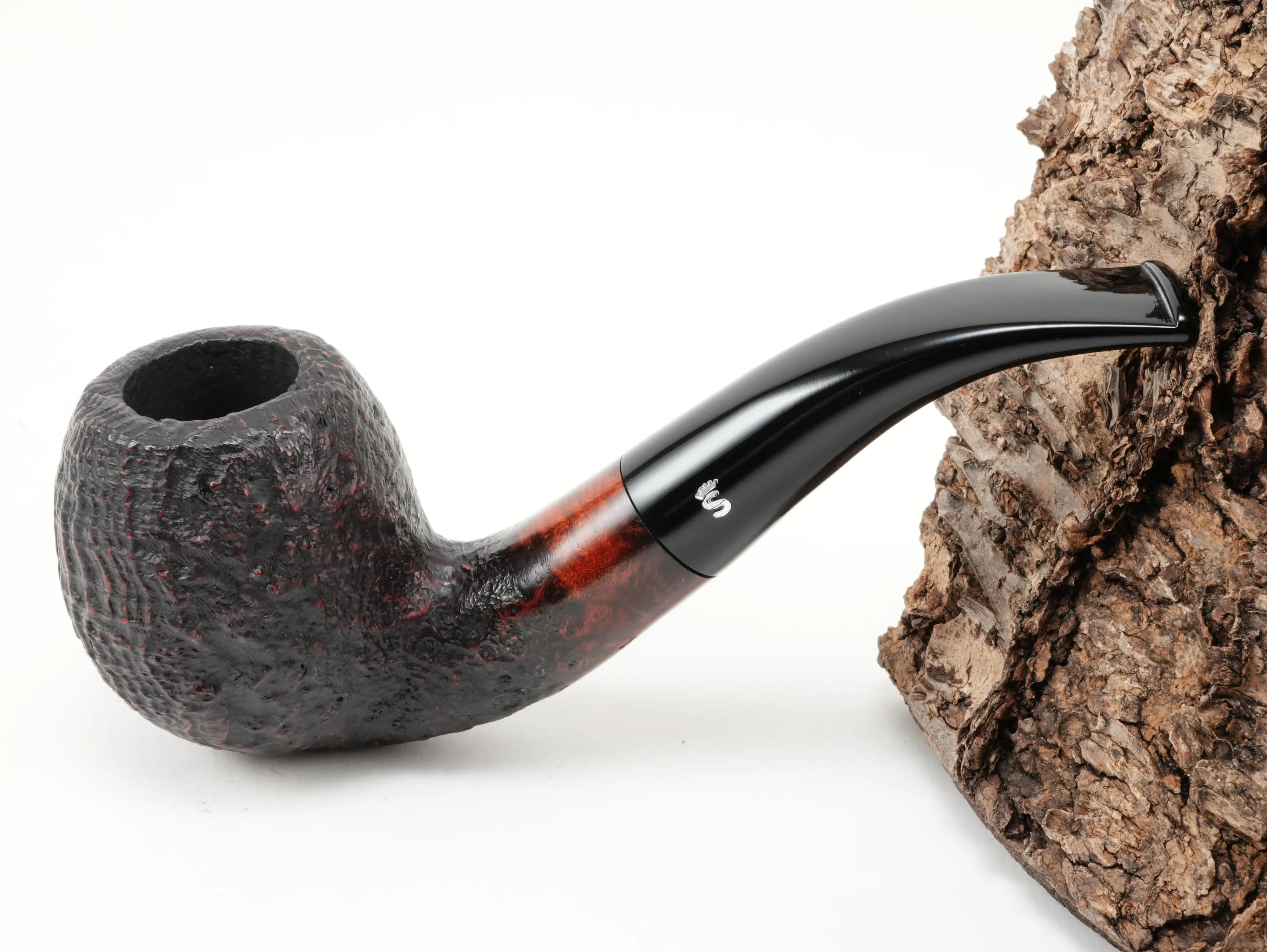 Teilsandgestrahlte Stanwell Vario 185 Pfeife Bent Apple mit schwarzem Acrylmundstück und Stanwell-Logo – Titelbild schräg von oben