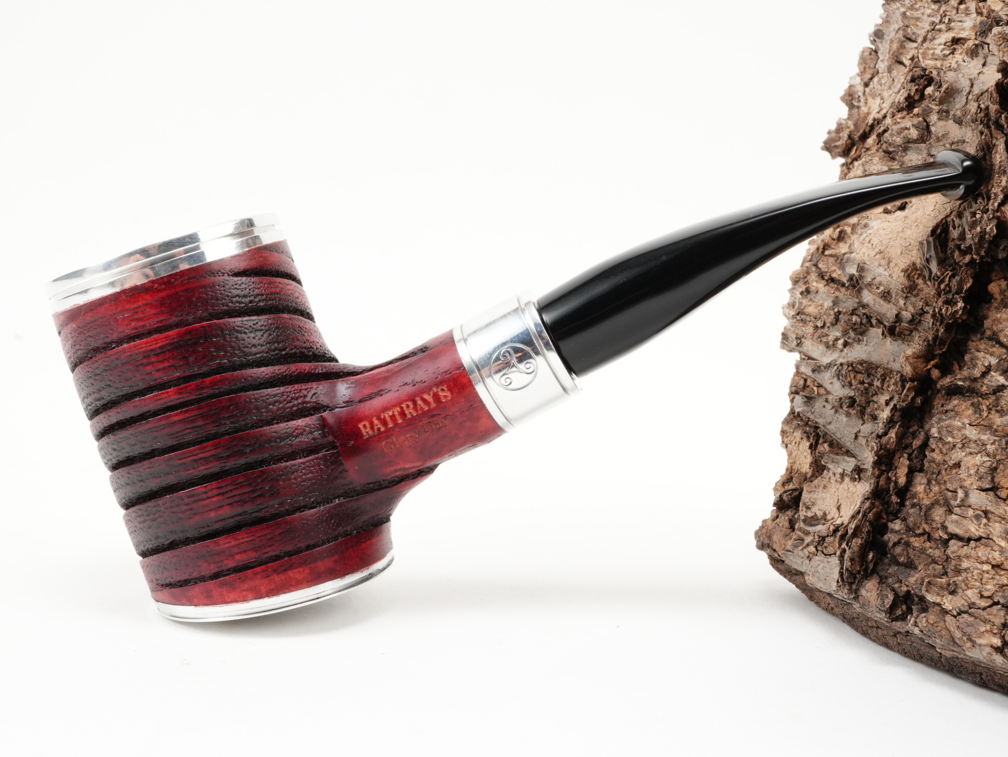 Seitenansicht der rot-violetten Rattray's Glory Day Cap G Burgundy Pfeife aus Eschenholz mit Graphit-Brennraumeinsatz