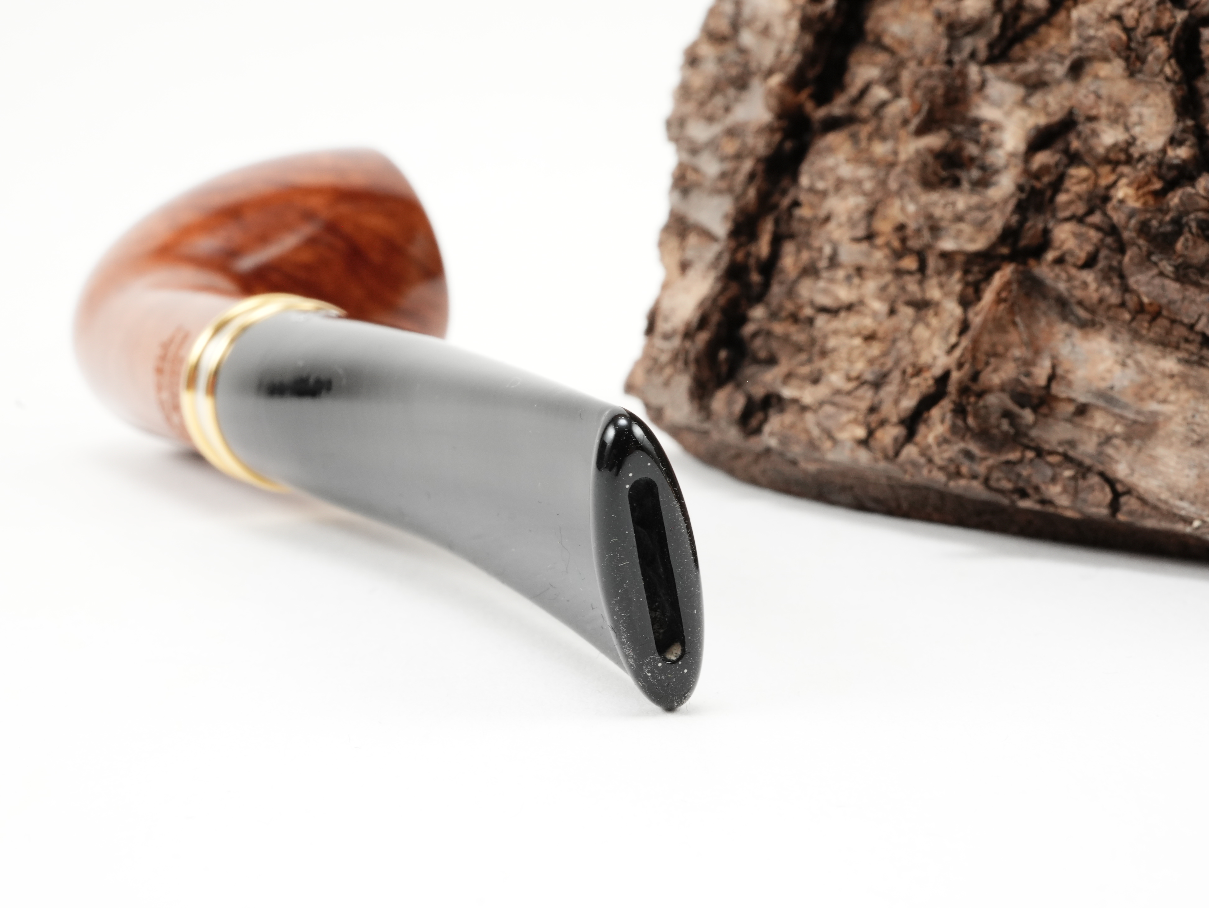 Nahaufnahme des kurzen schwarzen Acrylmundstücks der Stanwell H.C. Andersen Light 1 mit Bissstelle von hinten