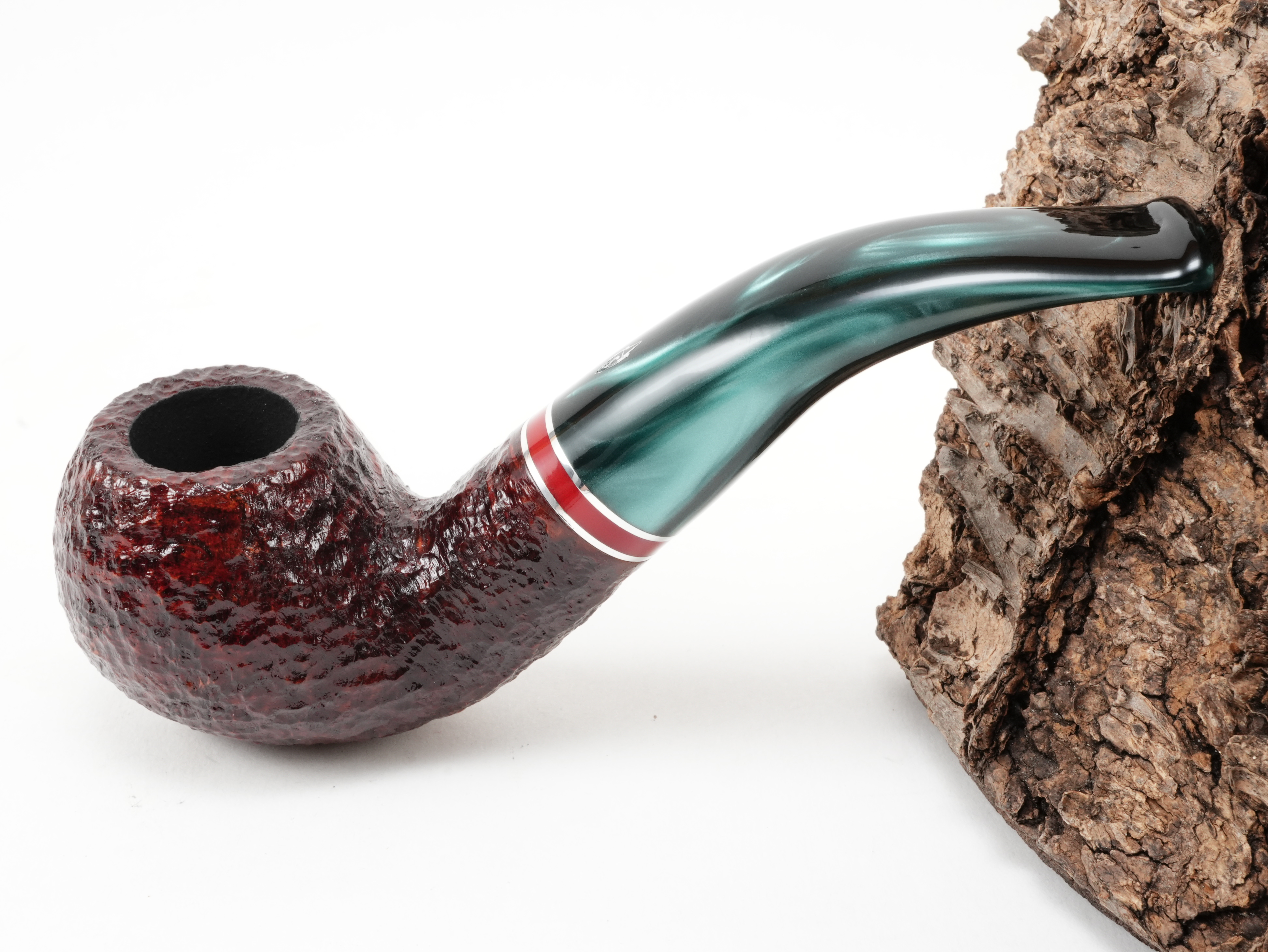 Rustizierte Savinelli Saint Nicholas 2026 Pfeife Shape 642 mit dunkelrotem Kopf, gebogenem perlgrünem Acrylmundstück und rubinrotem Zierring – Titelbild schräg von oben
