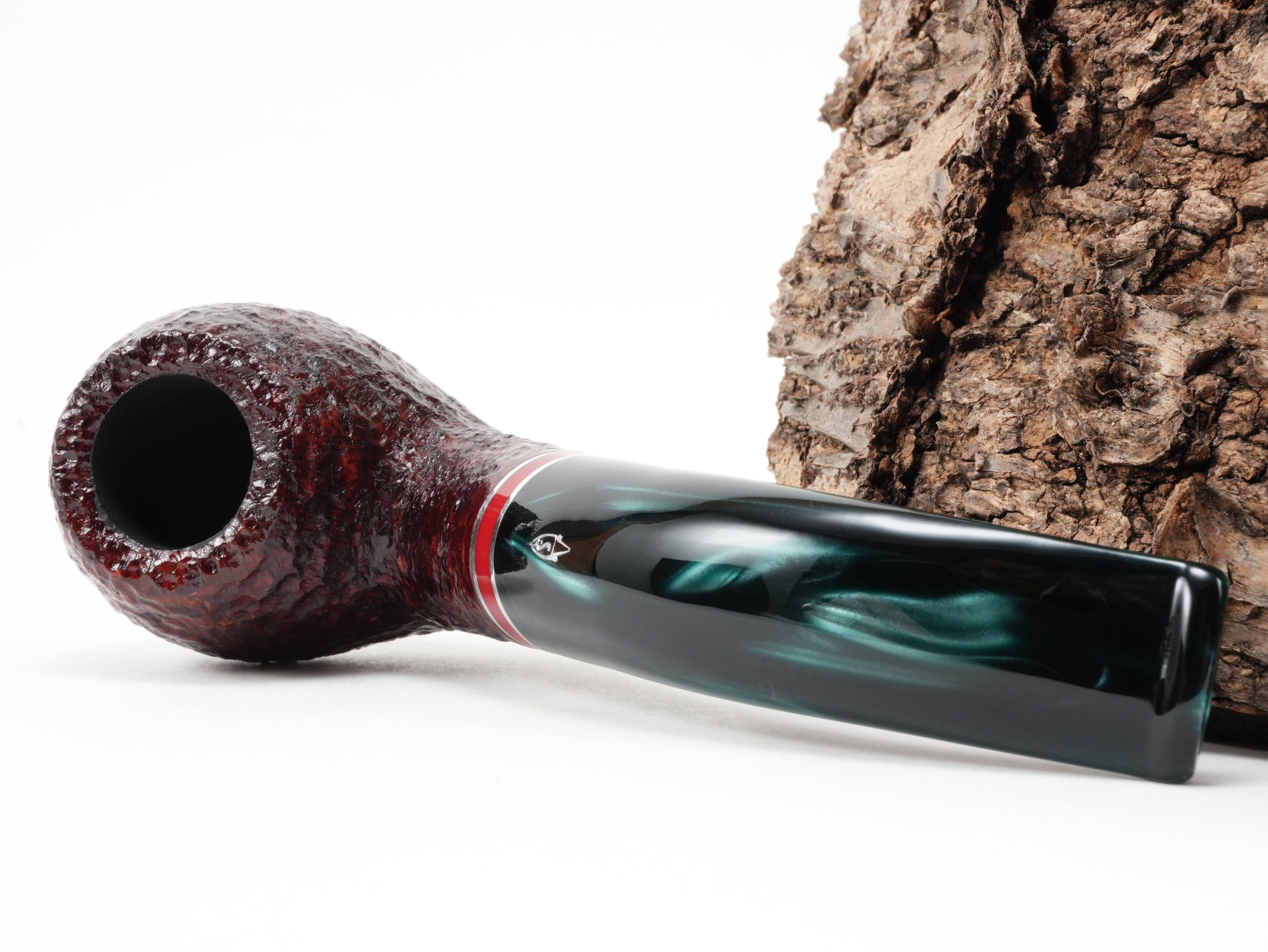 Savinelli Saint Nicholas 2026 642 Bent Apple Pfeife liegend von schräg hinten mit Savinelli-Logo am Mundstück