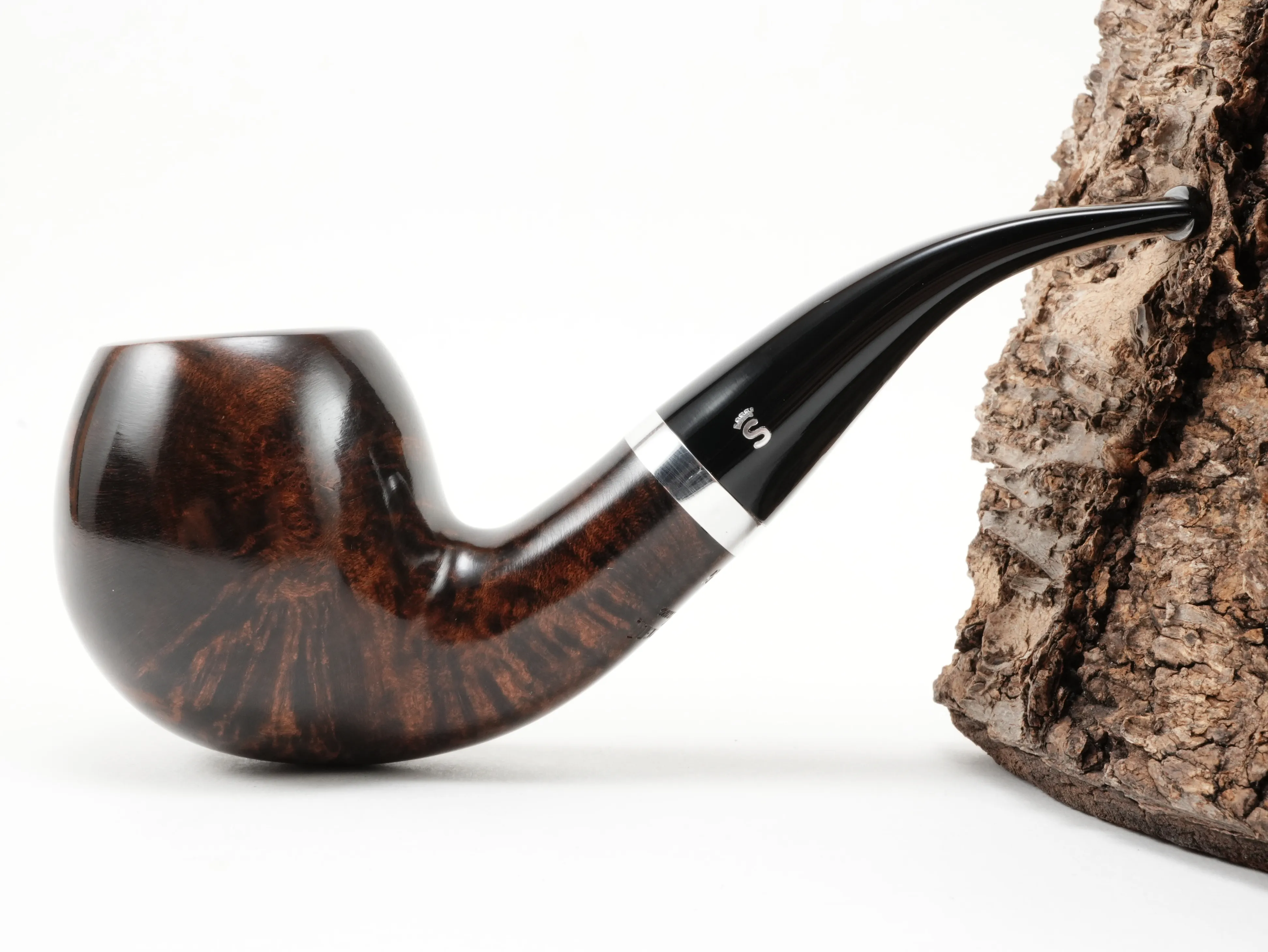 Seitenansicht der gebogenen Stanwell København 185 Apple-Pfeife mit polierter brauner Oberfläche und silbernem Ring