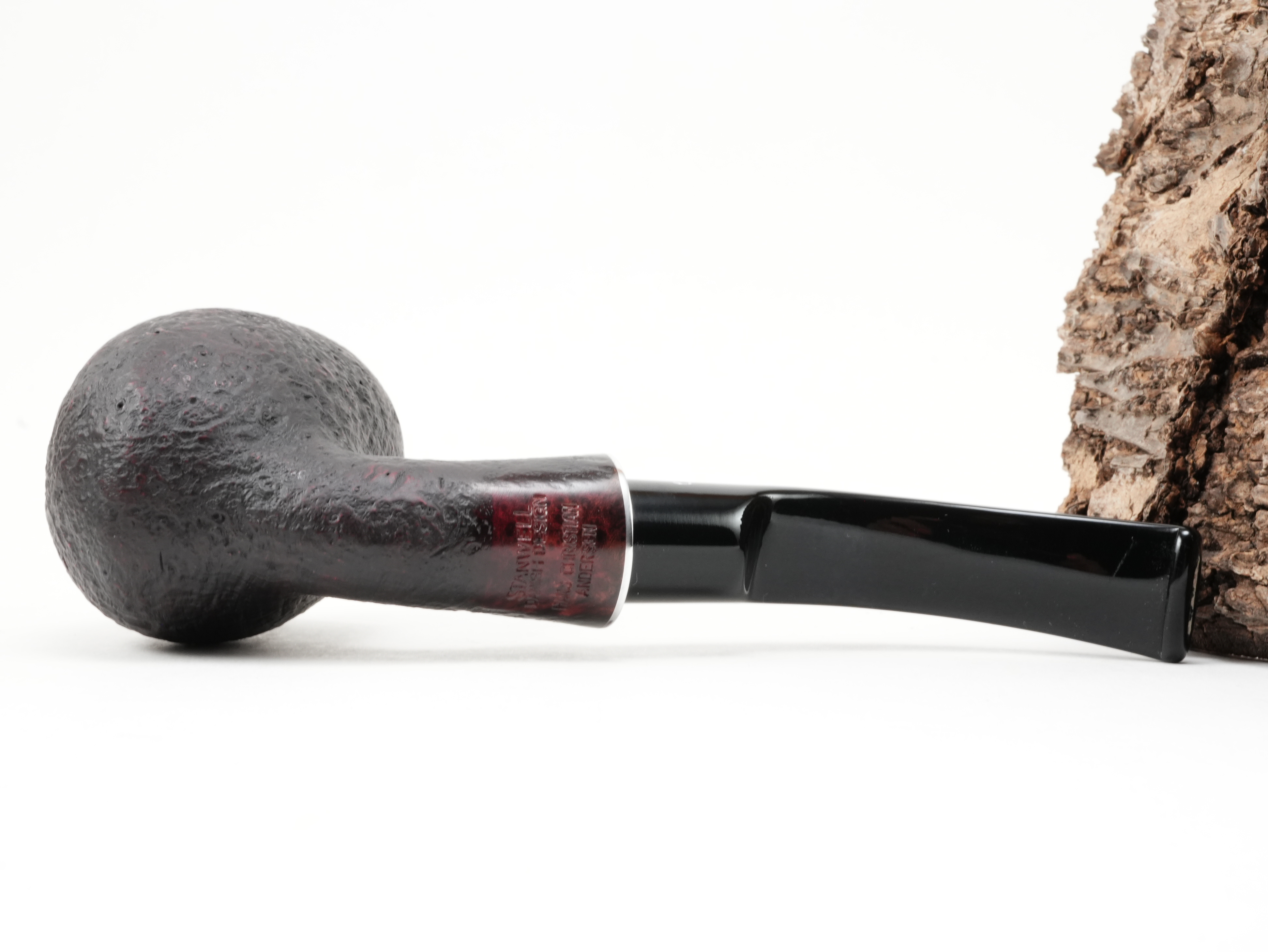 Unterseite des Pfeifenkopfs der Stanwell H.C. Andersen Sandblasted 7 mit rötlich-glattem Holzfeld und eingeprägtem Marken-Stempel