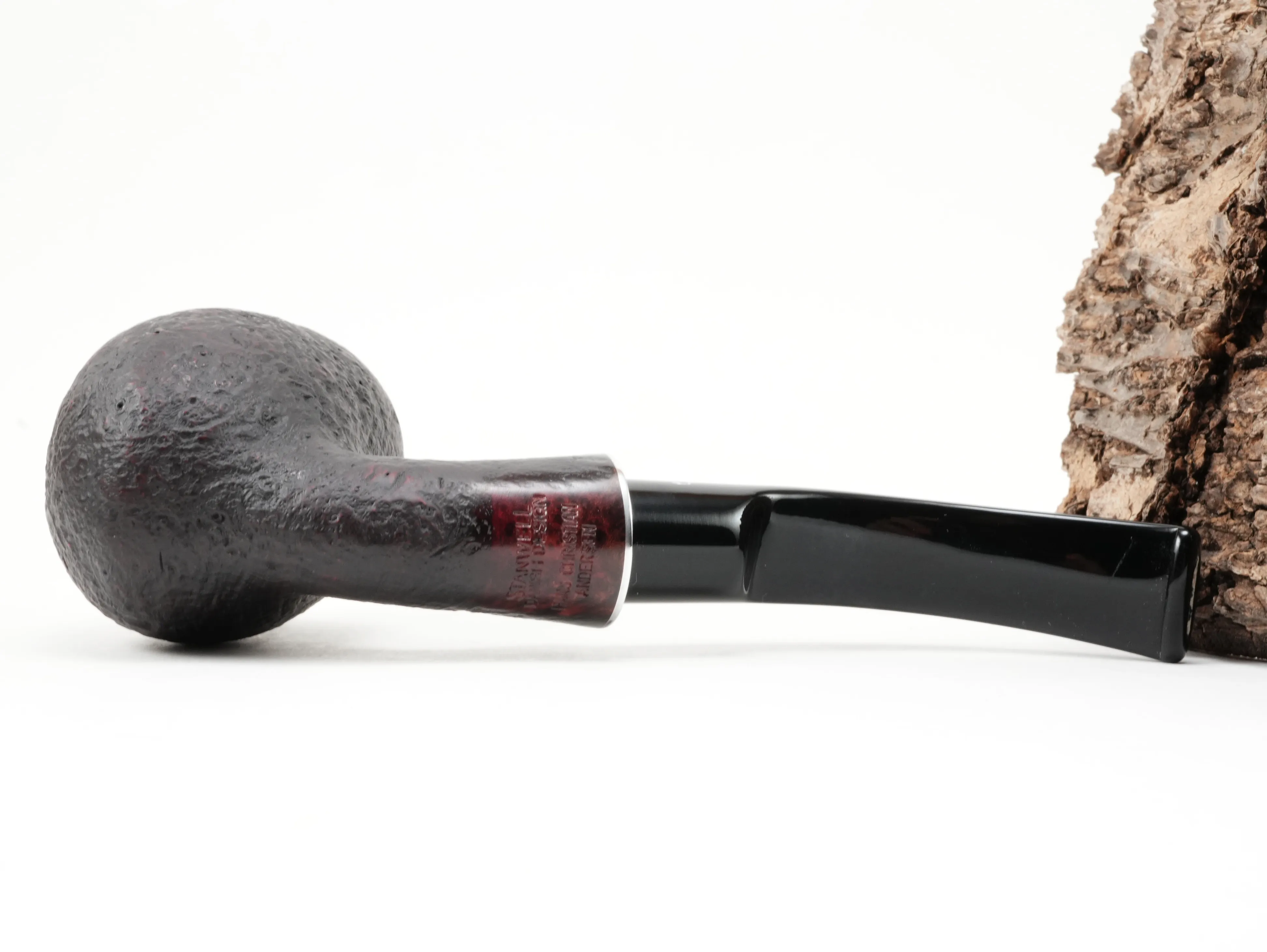 Unterseite des Pfeifenkopfs der Stanwell H.C. Andersen Sandblasted 7 mit rötlich-glattem Holzfeld und eingeprägtem Marken-Stempel