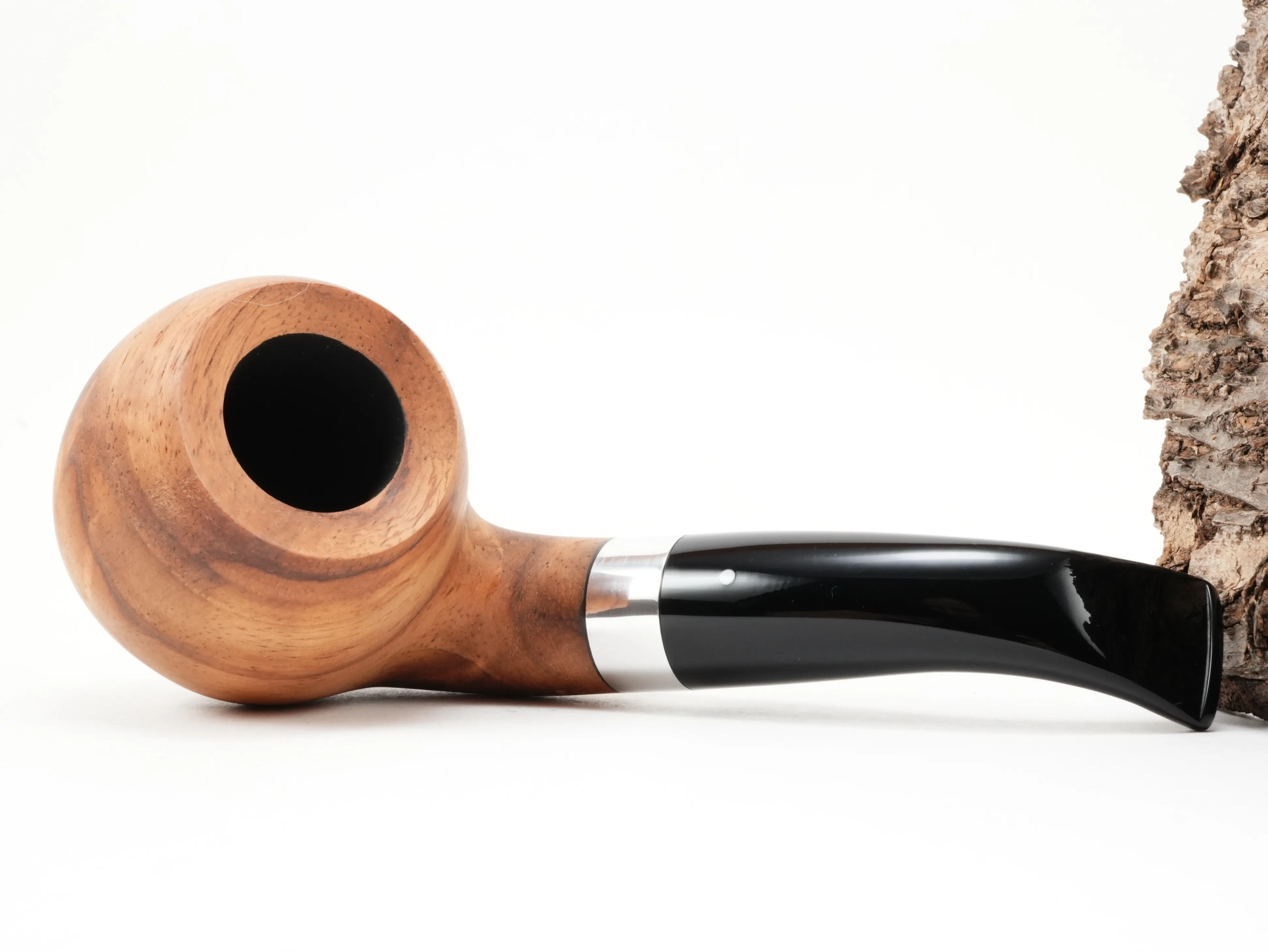 Flache Seitenansicht der gebogenen Vauen AMBA 119 Bent-Classic-Pfeife mit naturfarben geölter Amboina-Holzstruktur