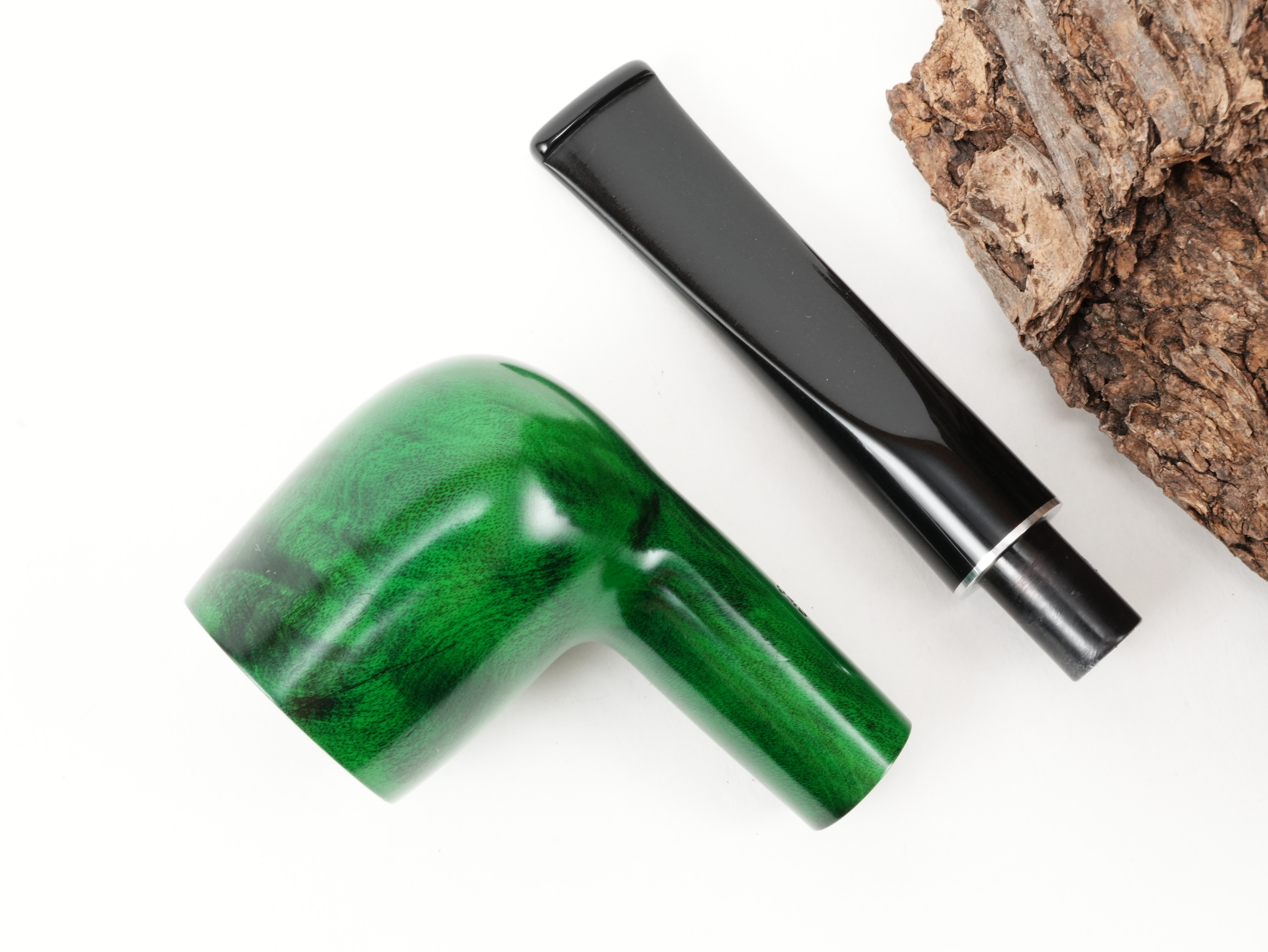 Draufsicht auf die zerlegte db Design Berlin Rügen grün 045/45 Pfeife mit getrenntem grün-schwarzem Billiard-Pfeifenkopf und schwarzem Mundstück