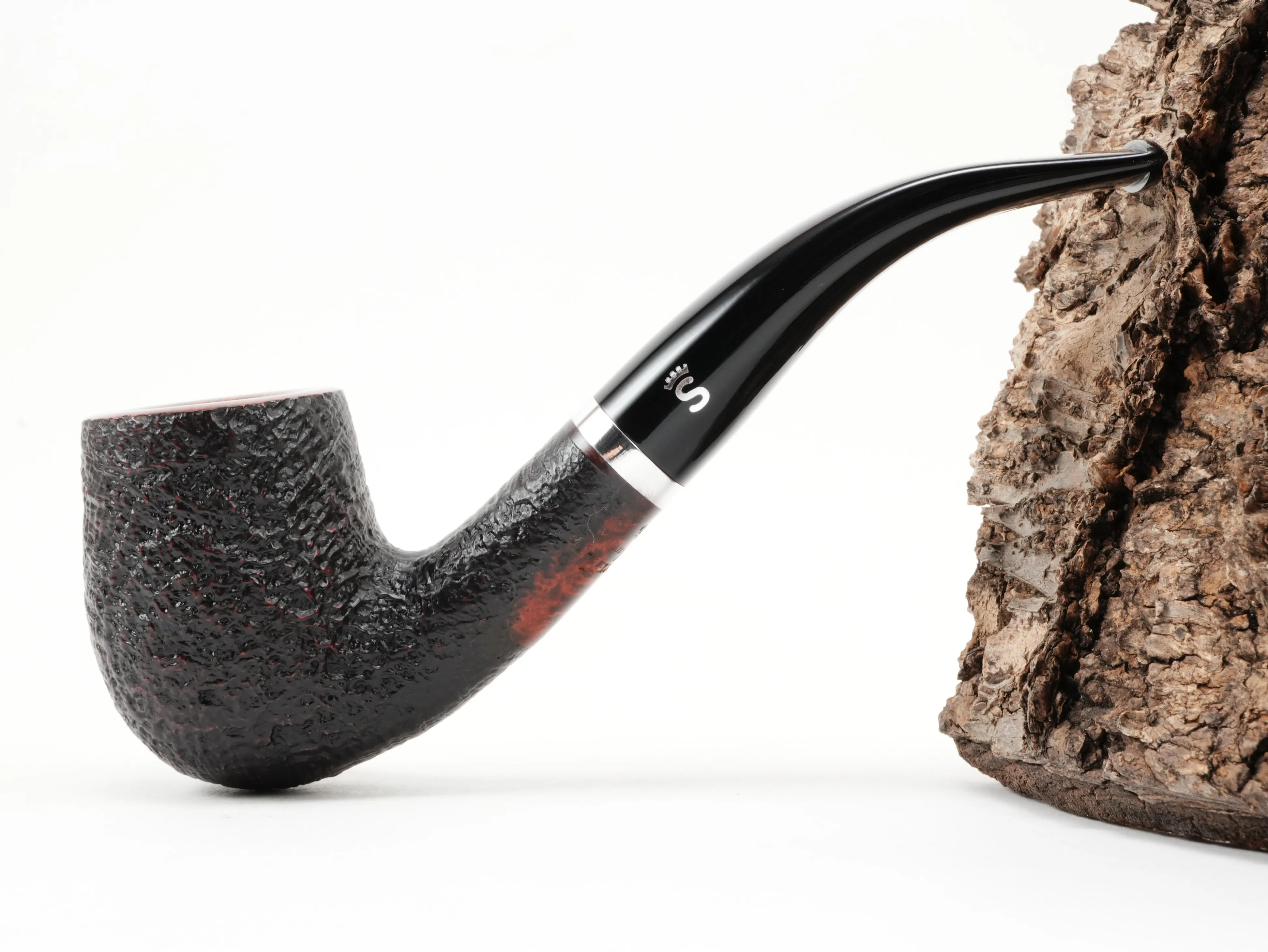 Seitenansicht der gebogenen Stanwell København 246 Classic-Pfeife mit sandgestrahlter Oberfläche und silbernem Ring