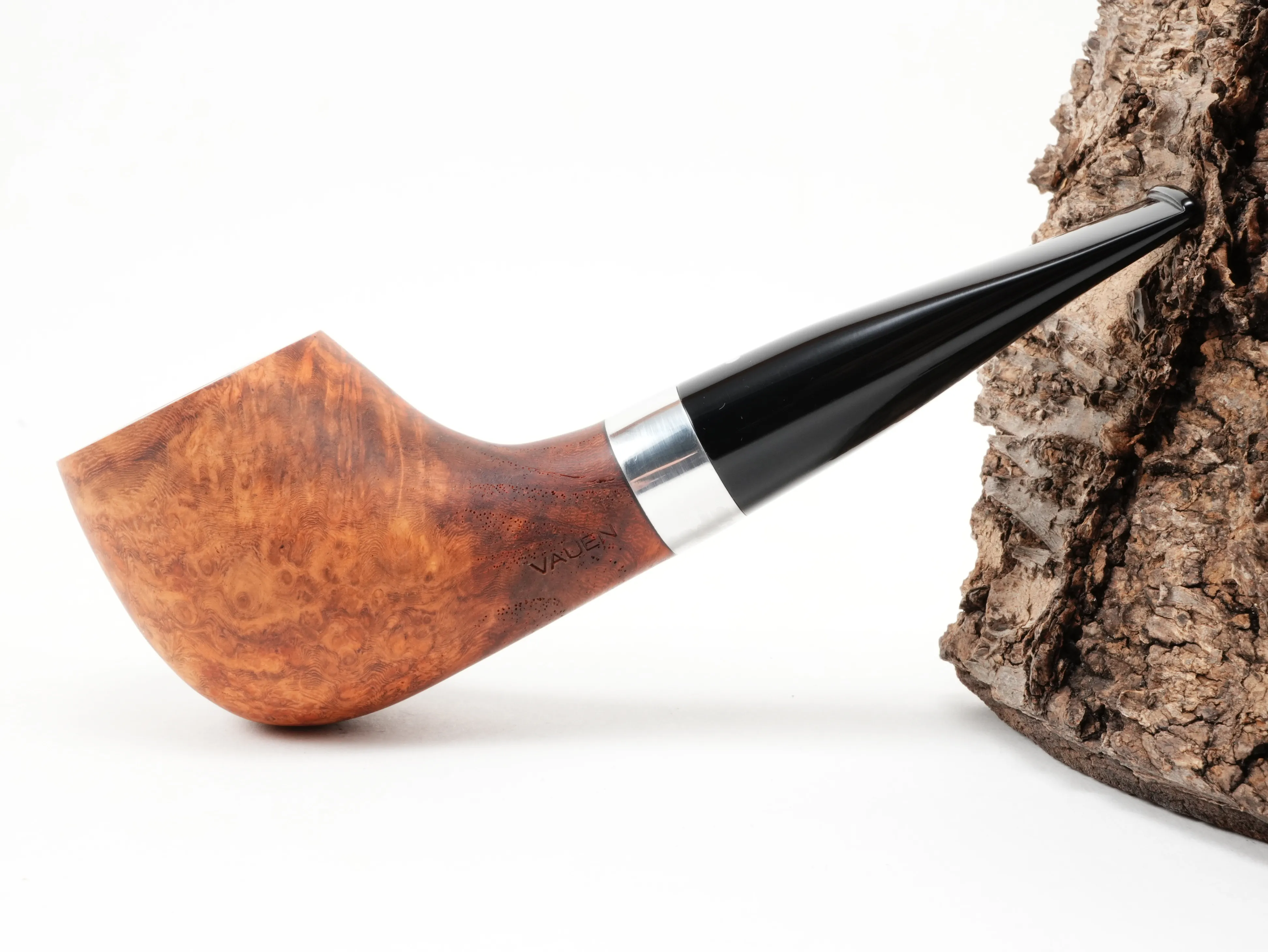 Seitenansicht der geraden Vauen AMBA Pfeife aus handgeöltem naturfarbenem Amboina-Holz mit lebendiger Maserung