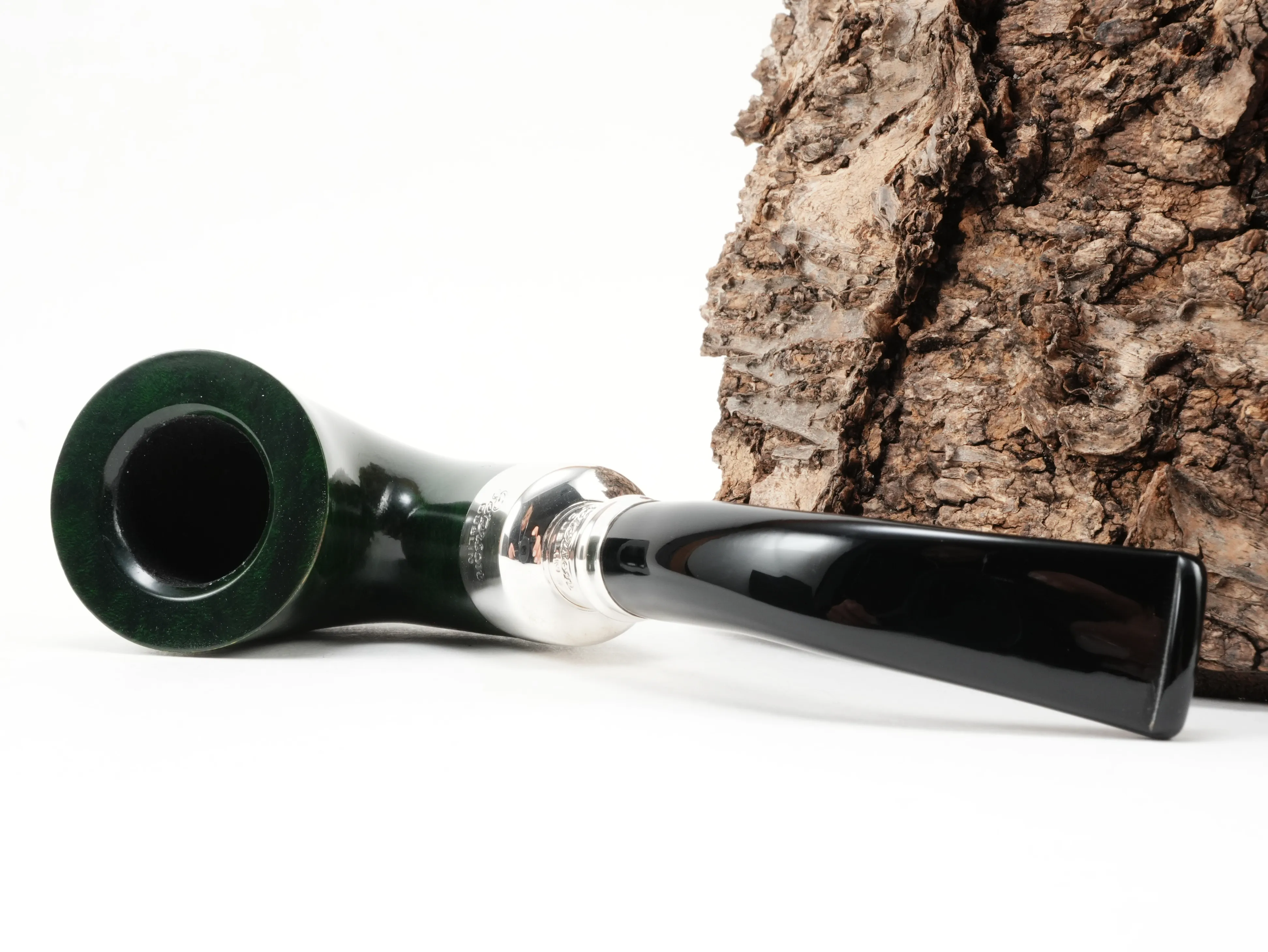 Peterson Spigot Green 05 Bent Calabash Pfeife liegend von schräg hinten mit Fokus auf die feine Spigot-Silberverbindung am Holm
