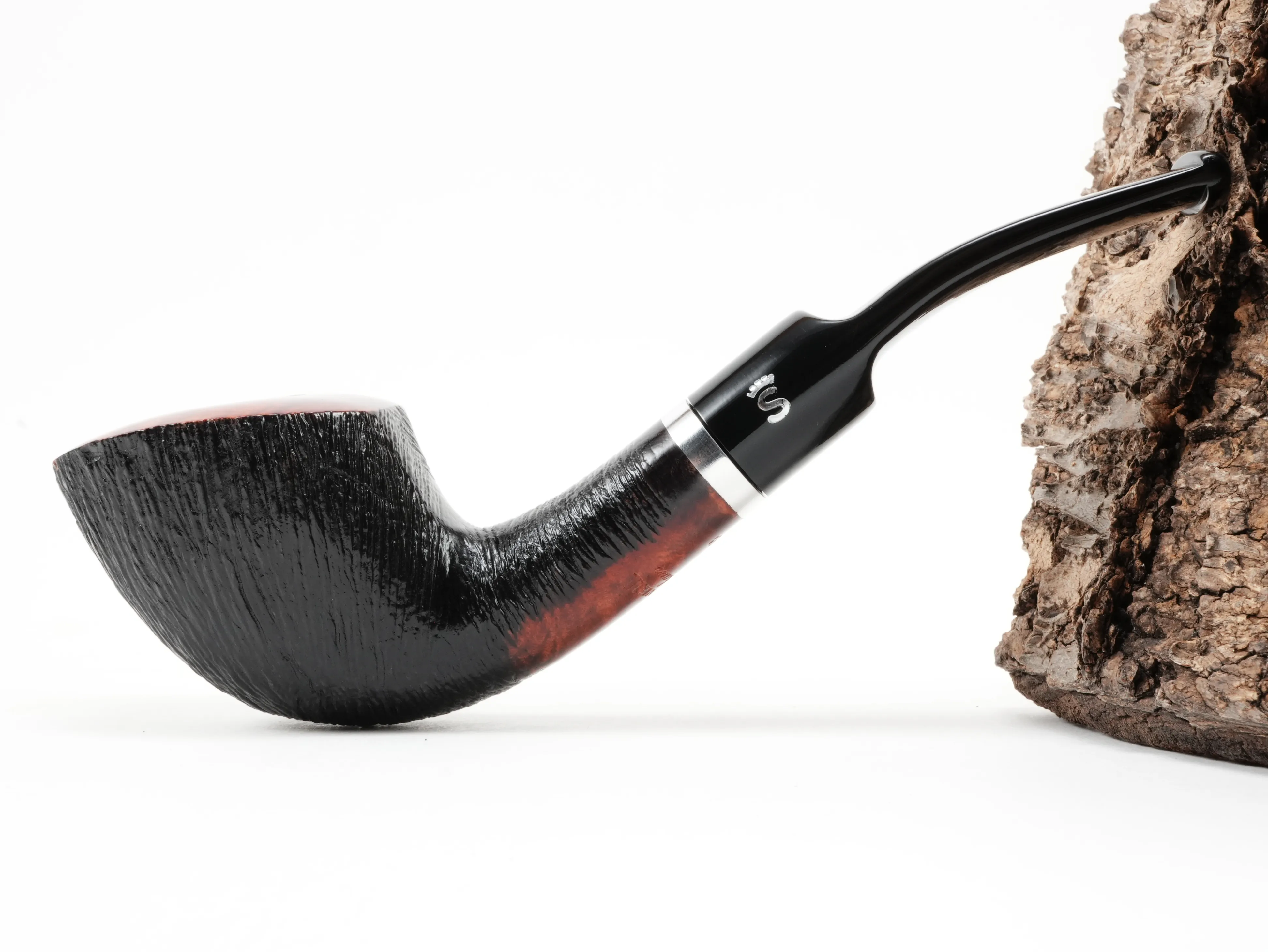 Seitenansicht der leicht gebogenen Stanwell København Brushed 409 Freestyle-Pfeife mit schwarzer gebürsteter Rustizierung und silbernem Ring