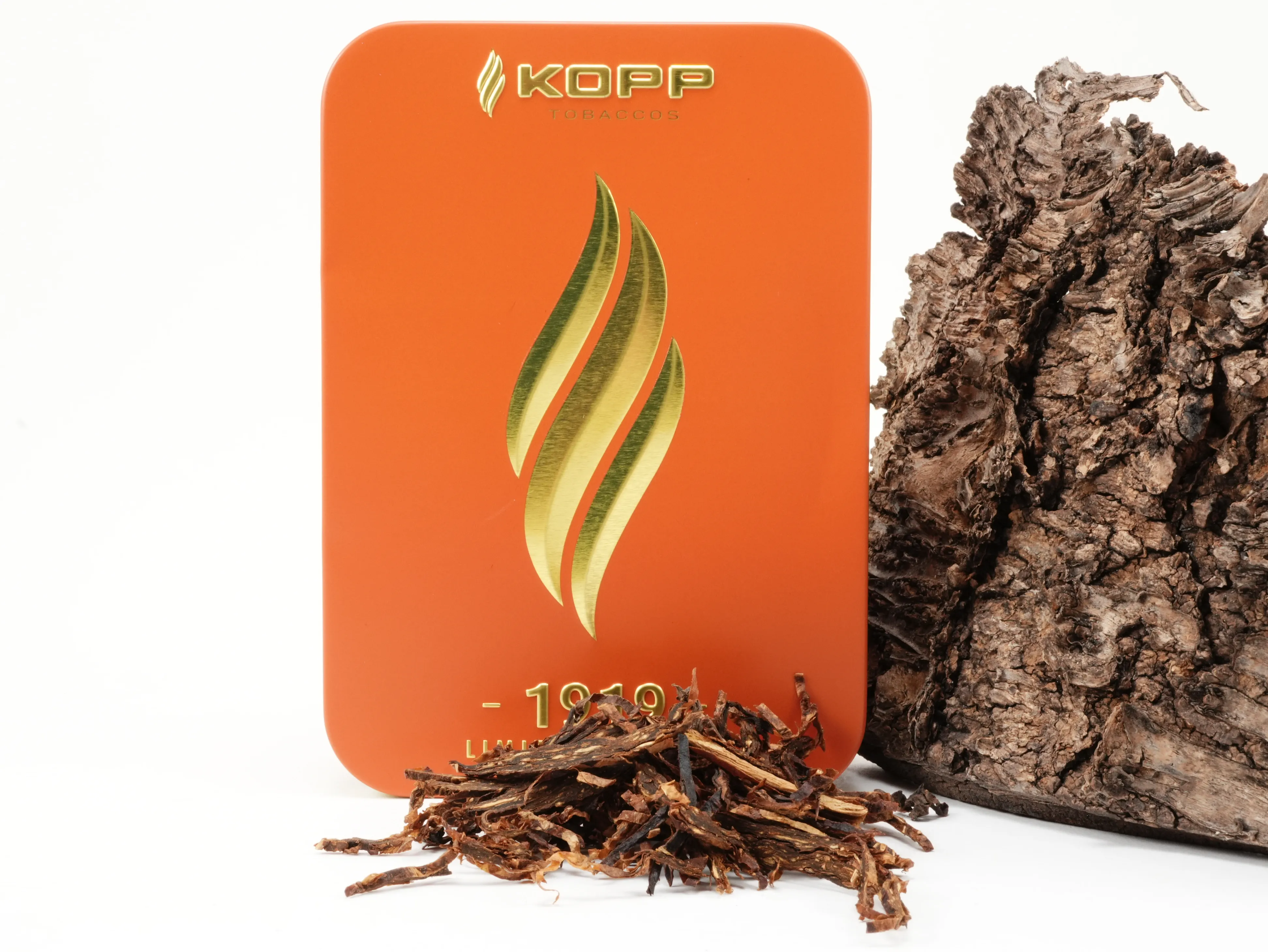 Kopp 1919 Limited Edition 2027 Tabakdose im Hintergrund mit präsentiertem naturbelassenem Tabak-Blend im Vordergrund