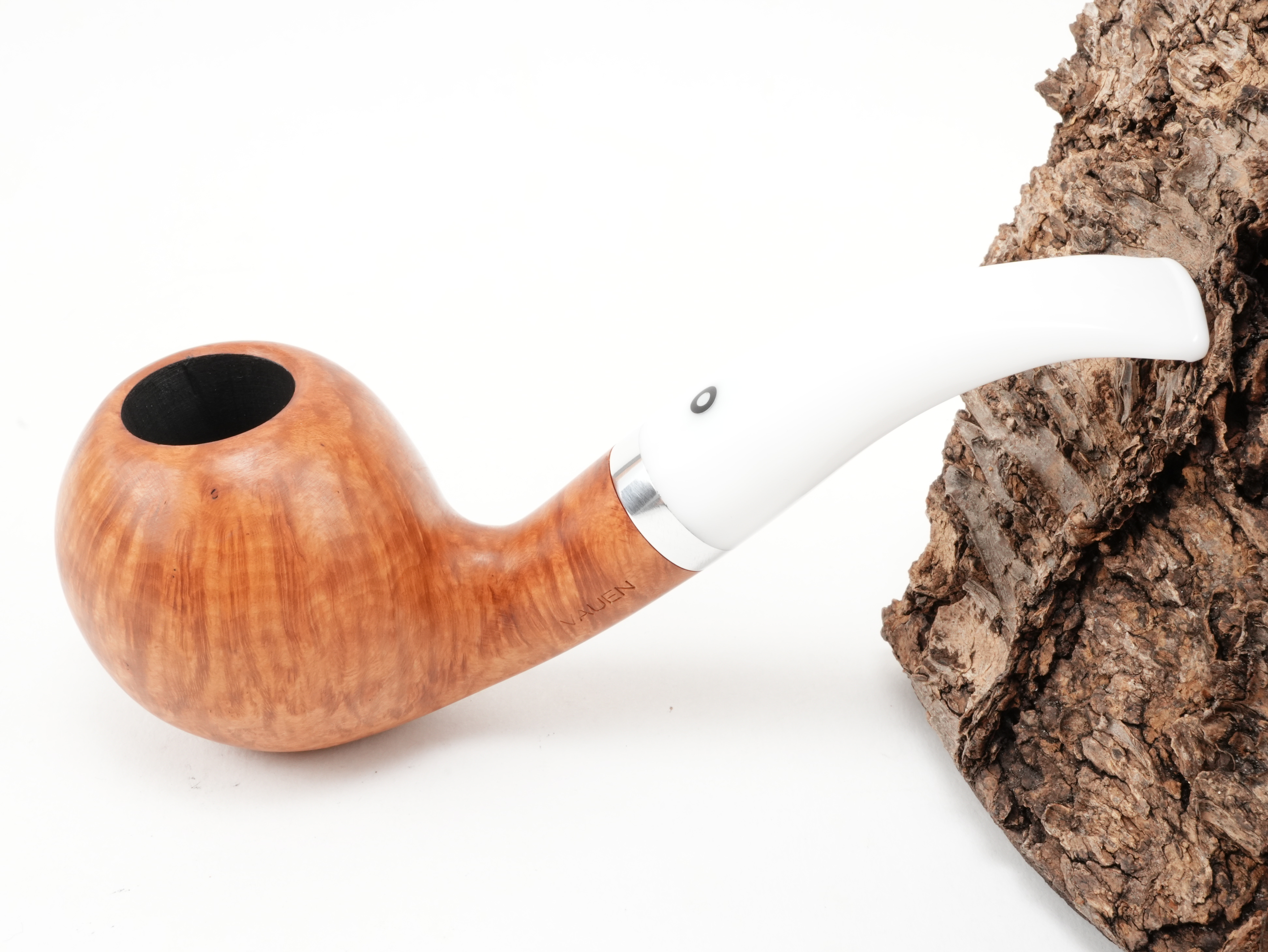 Helle naturbelassene Vauen Natura 132 Pfeife Bent Ball mit weißem Acrylmundstück und Aluminiumring – Titelbild schräg von oben