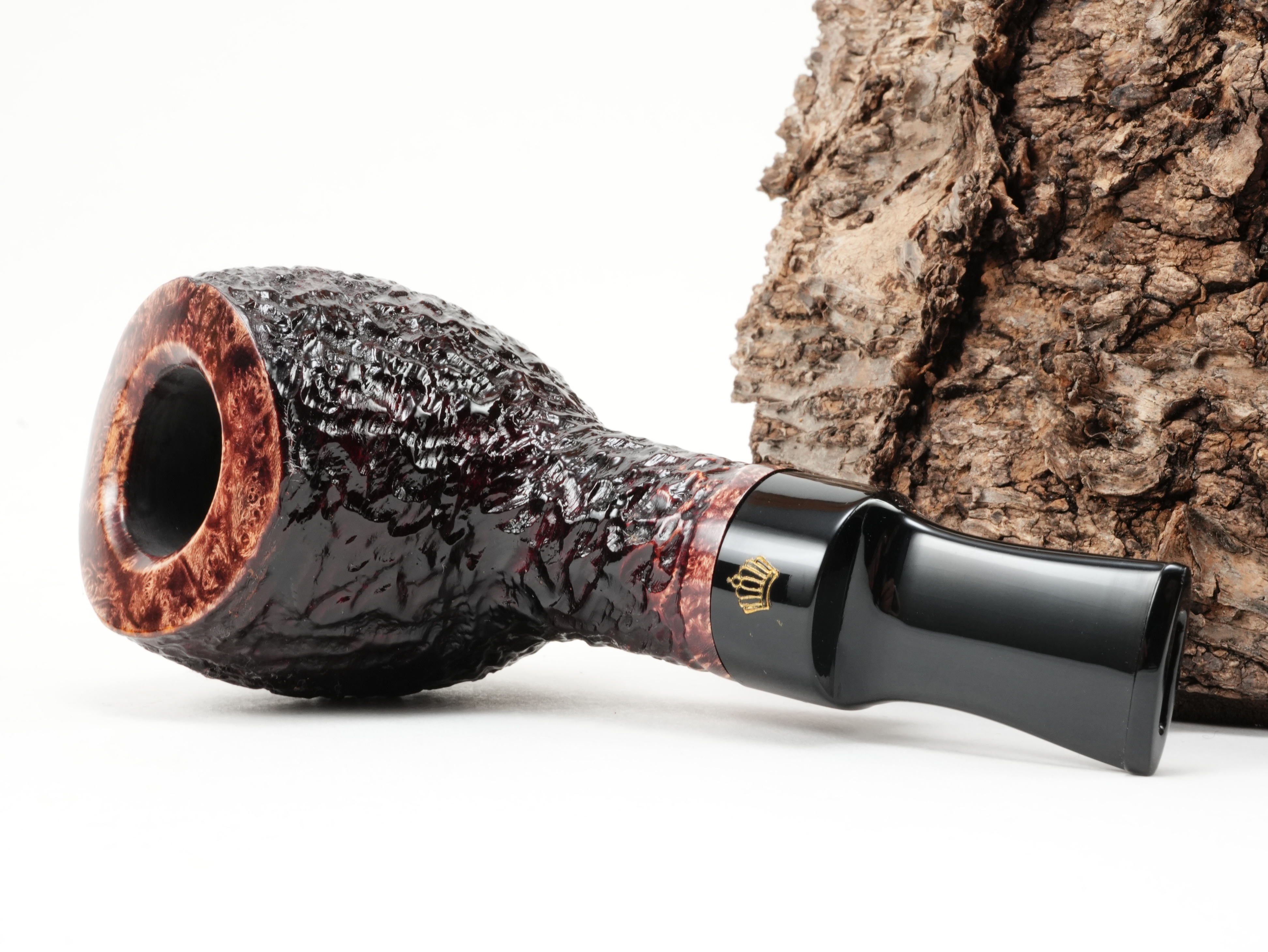 Poul Winslow Crown Viking 709 Pfeife liegend von schräg hinten mit goldener Winslow-Krone auf dem Acrylmundstück